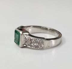 Anello in oro bianco 14 carati con smeraldo e diamanti