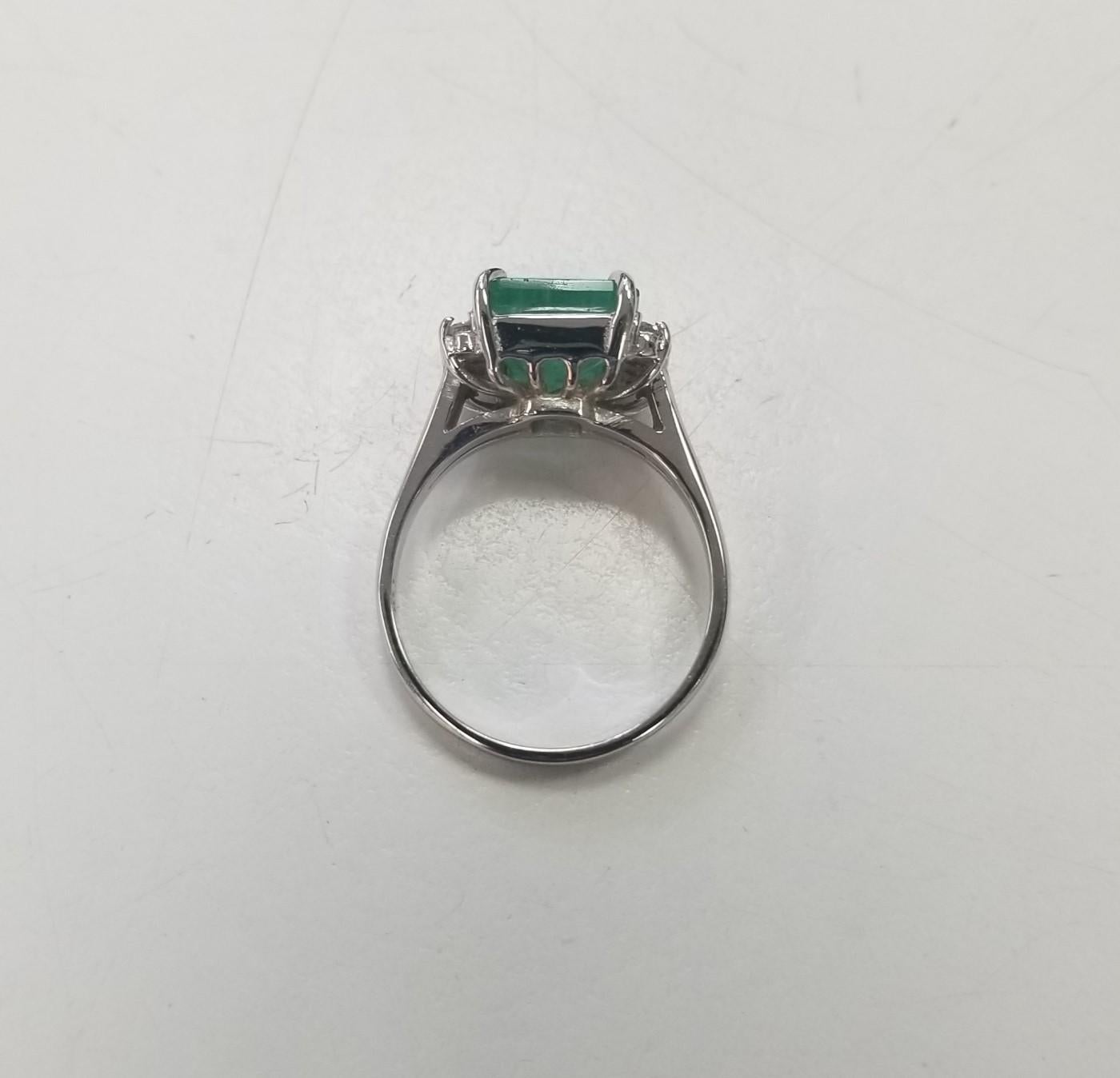 14k White Gold Emerald Cut Emerald and Diamond Ring In New Condition For Sale In Los Angeles, CA