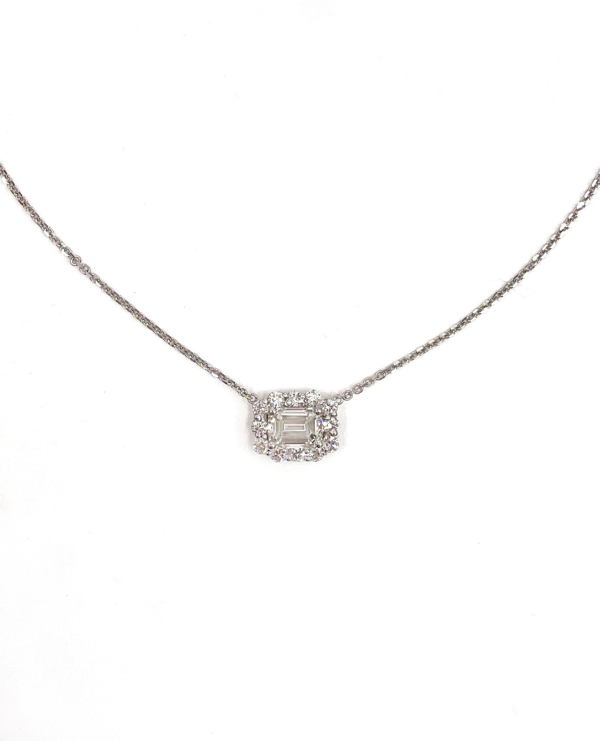 Collier aus 14 Karat Weißgold mit 12 runden Diamanten im Brillantschliff (0,40 Karat) und einem Diamanten im Smaragdschliff (1,01 Karat). 

- Center Smaragdschliff Diamant ist E Farbe, VS1 Klarheit. GIA-zertifiziert.