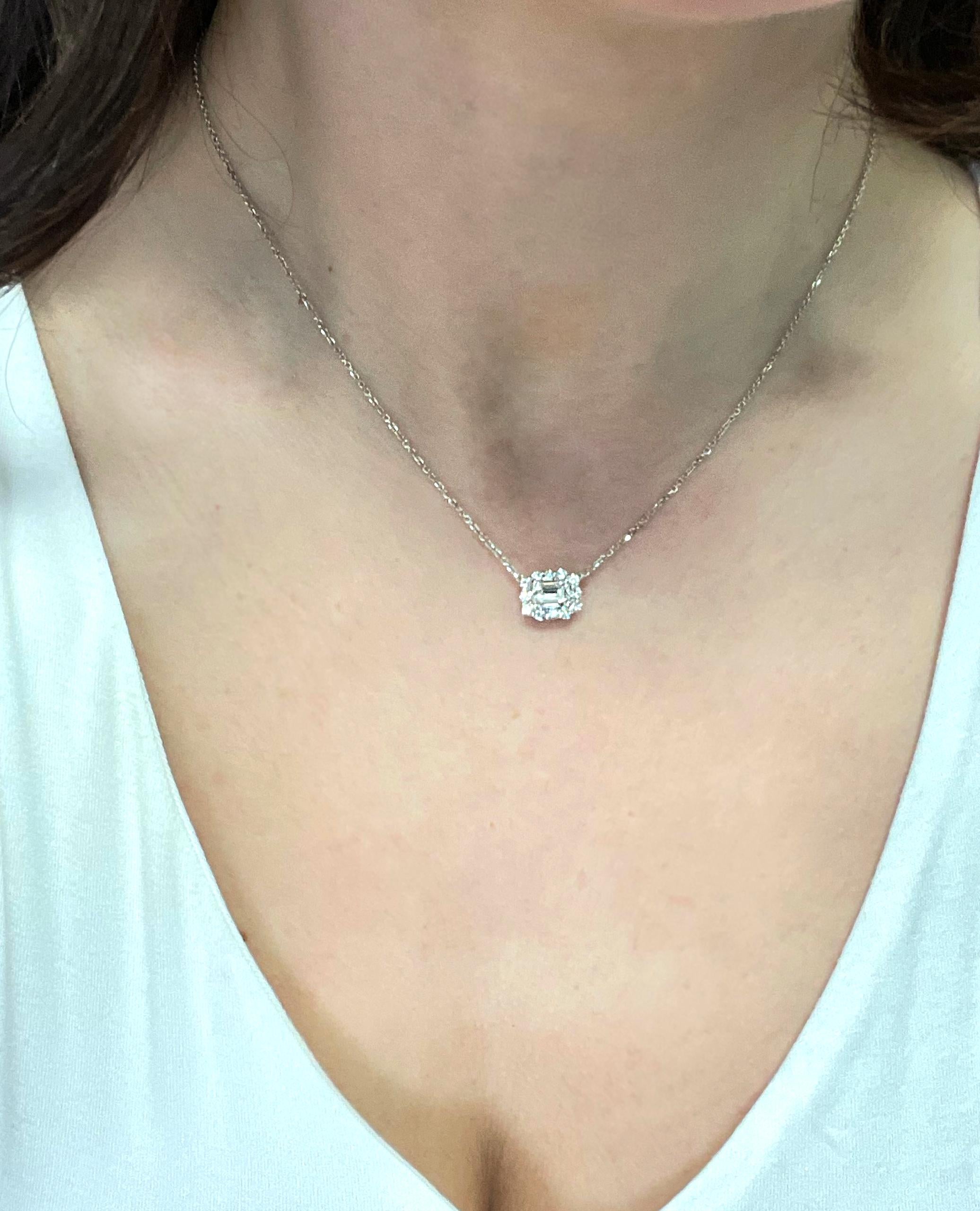 14k Weißgold Halskette mit Halo-Anhänger mit Diamanten im Smaragdschliff im Zustand „Neu“ in Old Tappan, NJ