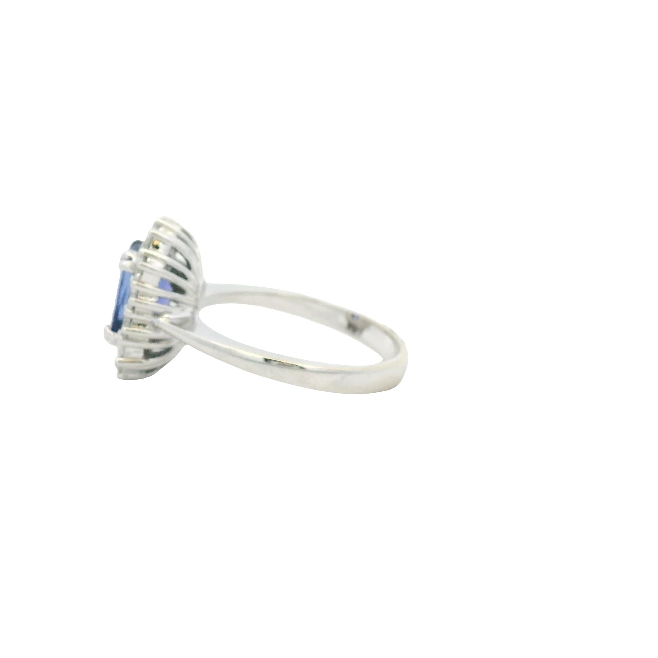 14k Weißgold Smaragdschliff Tansanit und runder Diamant Ring im Angebot 1