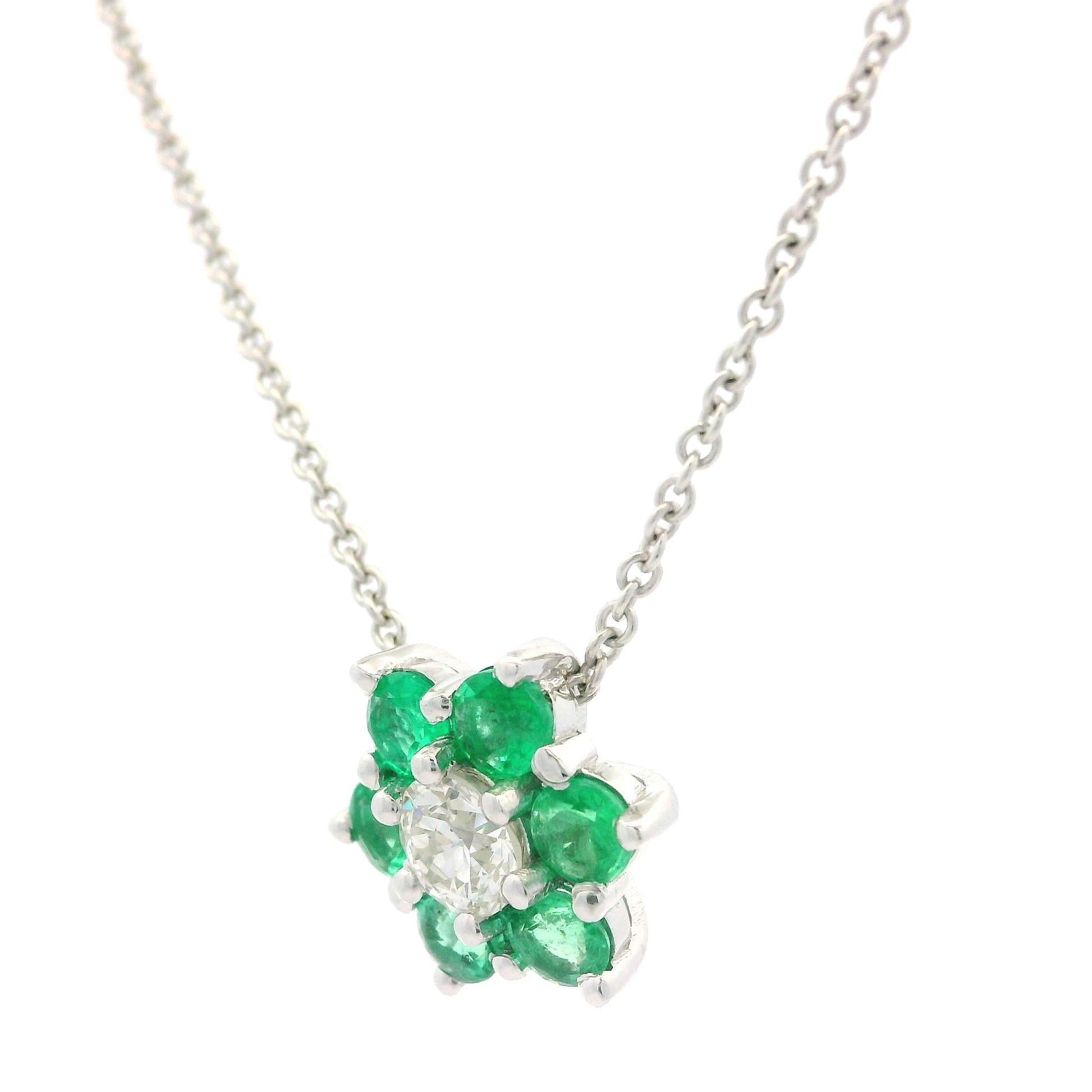 Taglio brillante Ciondolo a fiore con smeraldo e diamante in oro bianco 14k con collana regolabile in vendita