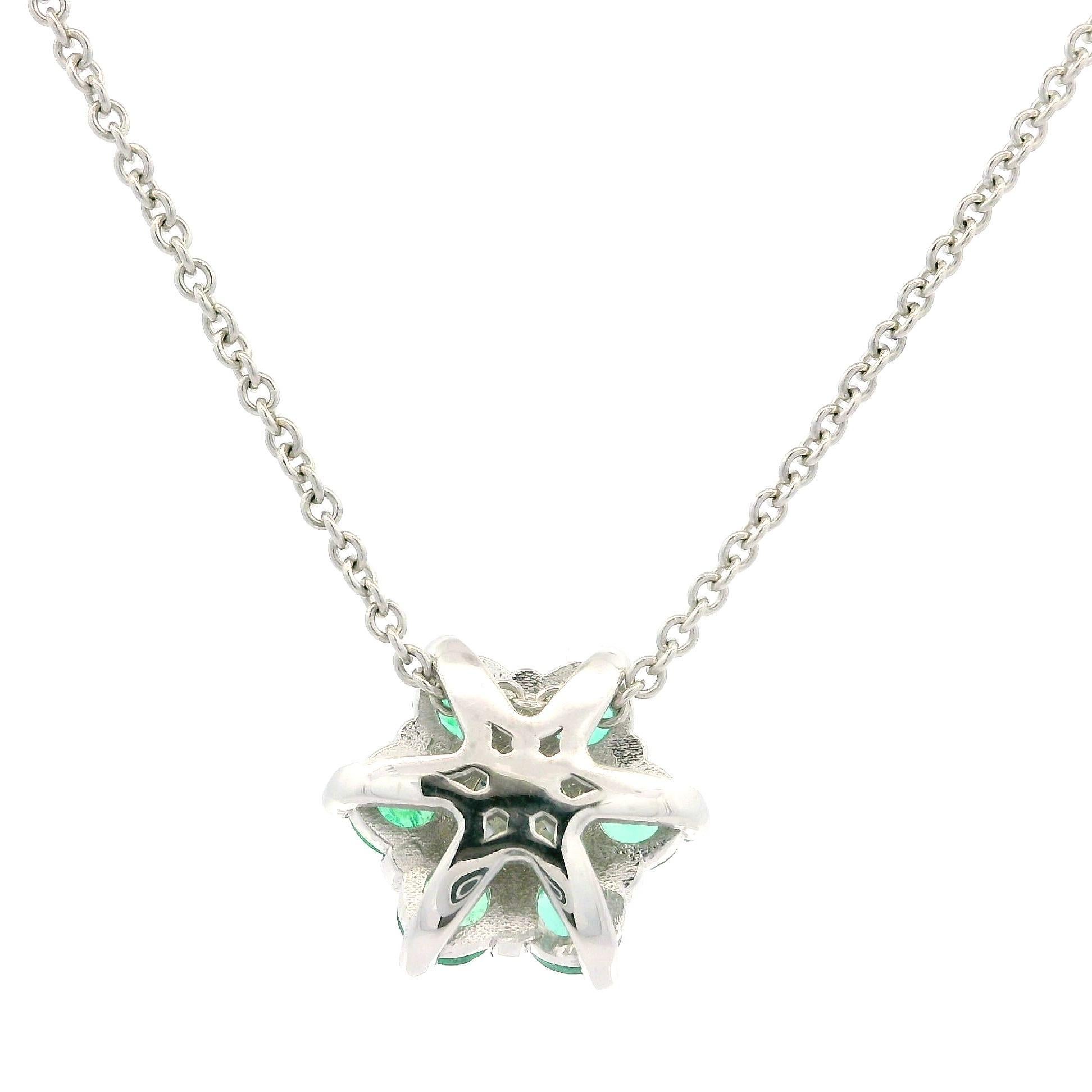 Ciondolo a fiore con smeraldo e diamante in oro bianco 14k con collana regolabile In condizioni ottime in vendita a Montclair, NJ