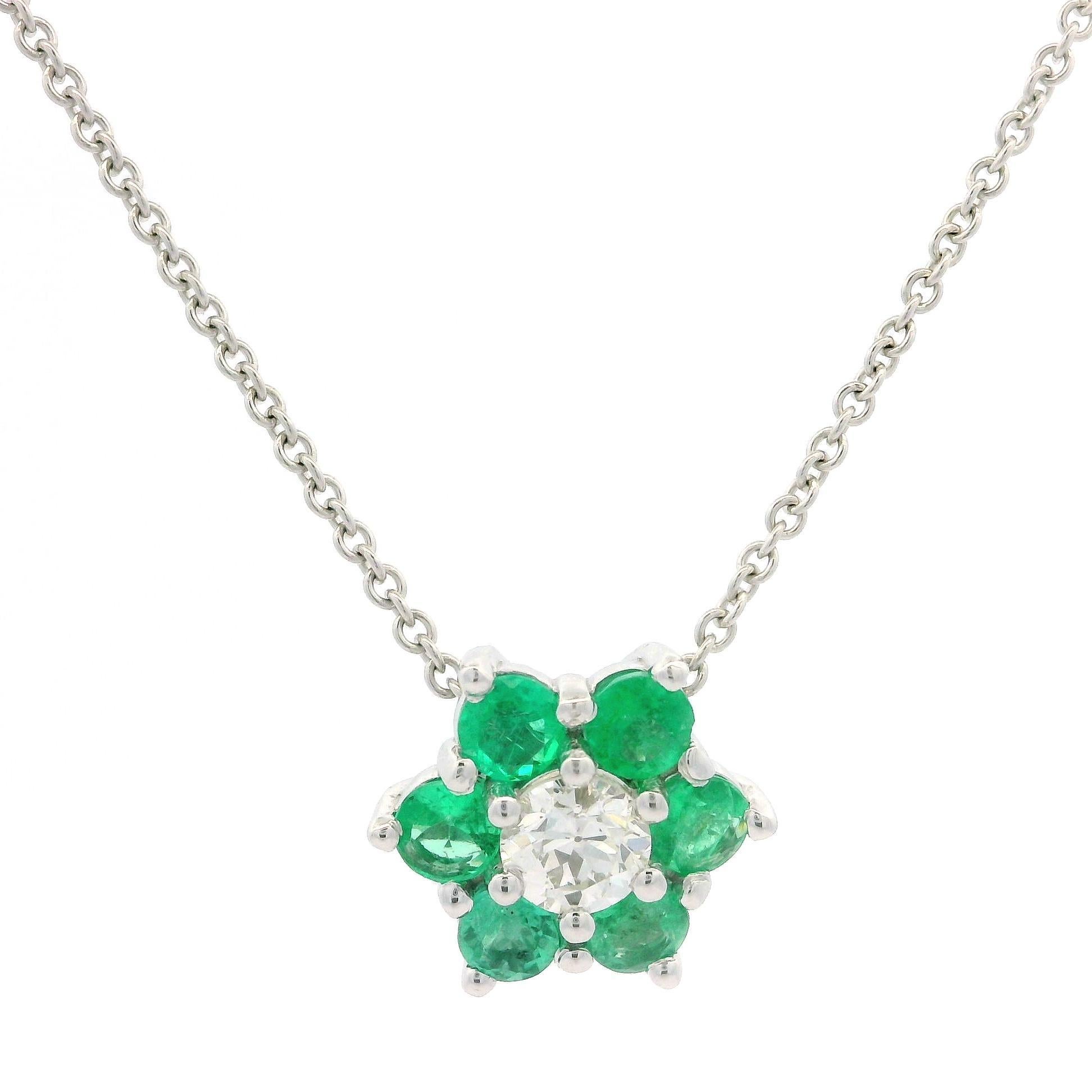 Donna Ciondolo a fiore con smeraldo e diamante in oro bianco 14k con collana regolabile in vendita