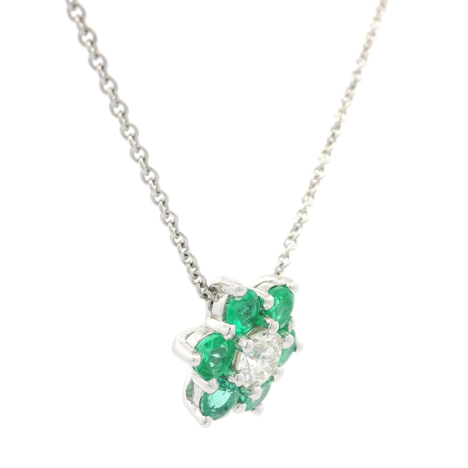 Ciondolo a fiore con smeraldo e diamante in oro bianco 14k con collana regolabile in vendita 1