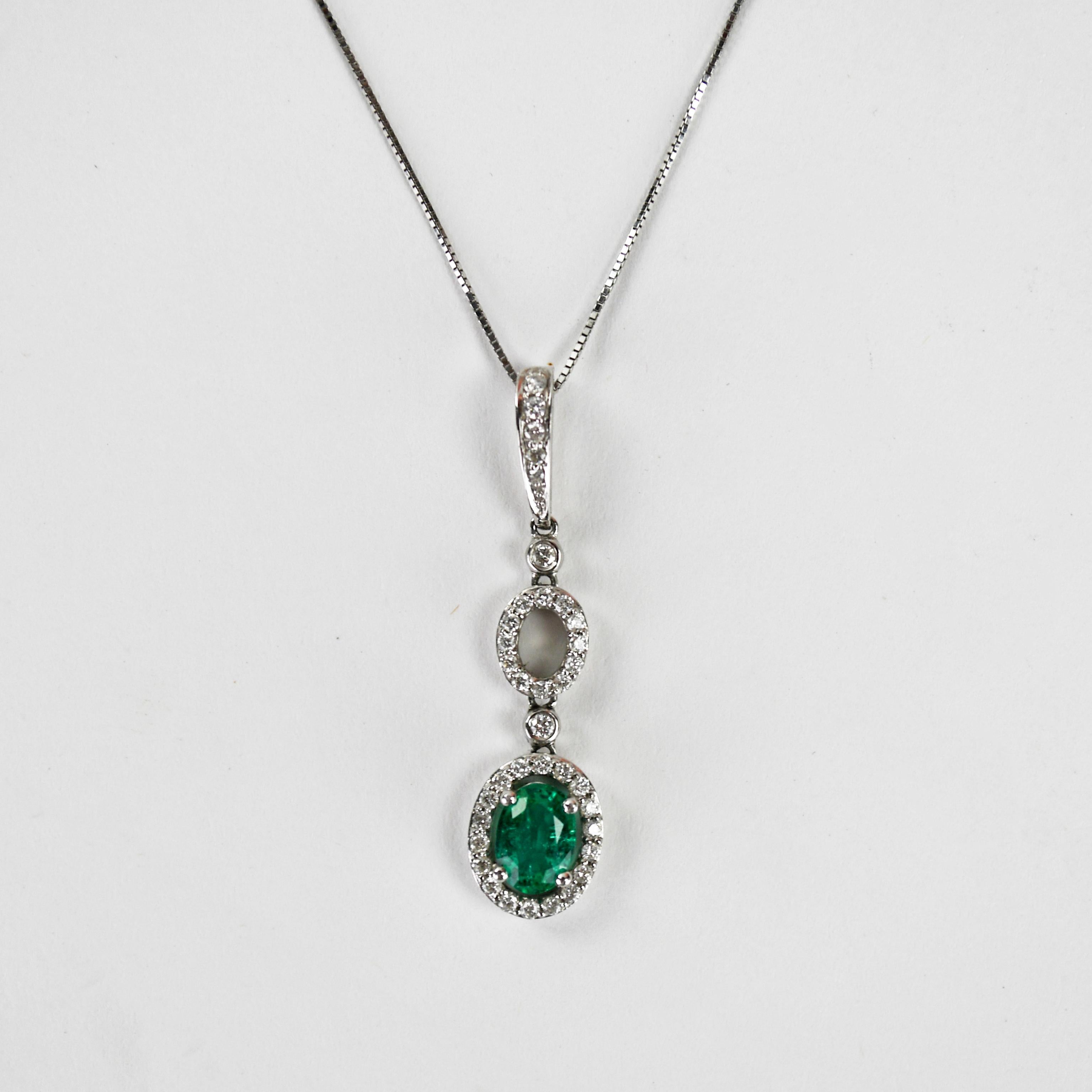 Collier et boucles d'oreilles pendantes en or blanc 14k, émeraude et diamant.
L'analyseur de métaux XRF révèle une teneur en or de 58 % et un poids brut de 6,5 grammes.
L'émeraude centrale est de .70 carats et de très bonne couleur.
Les émeraudes