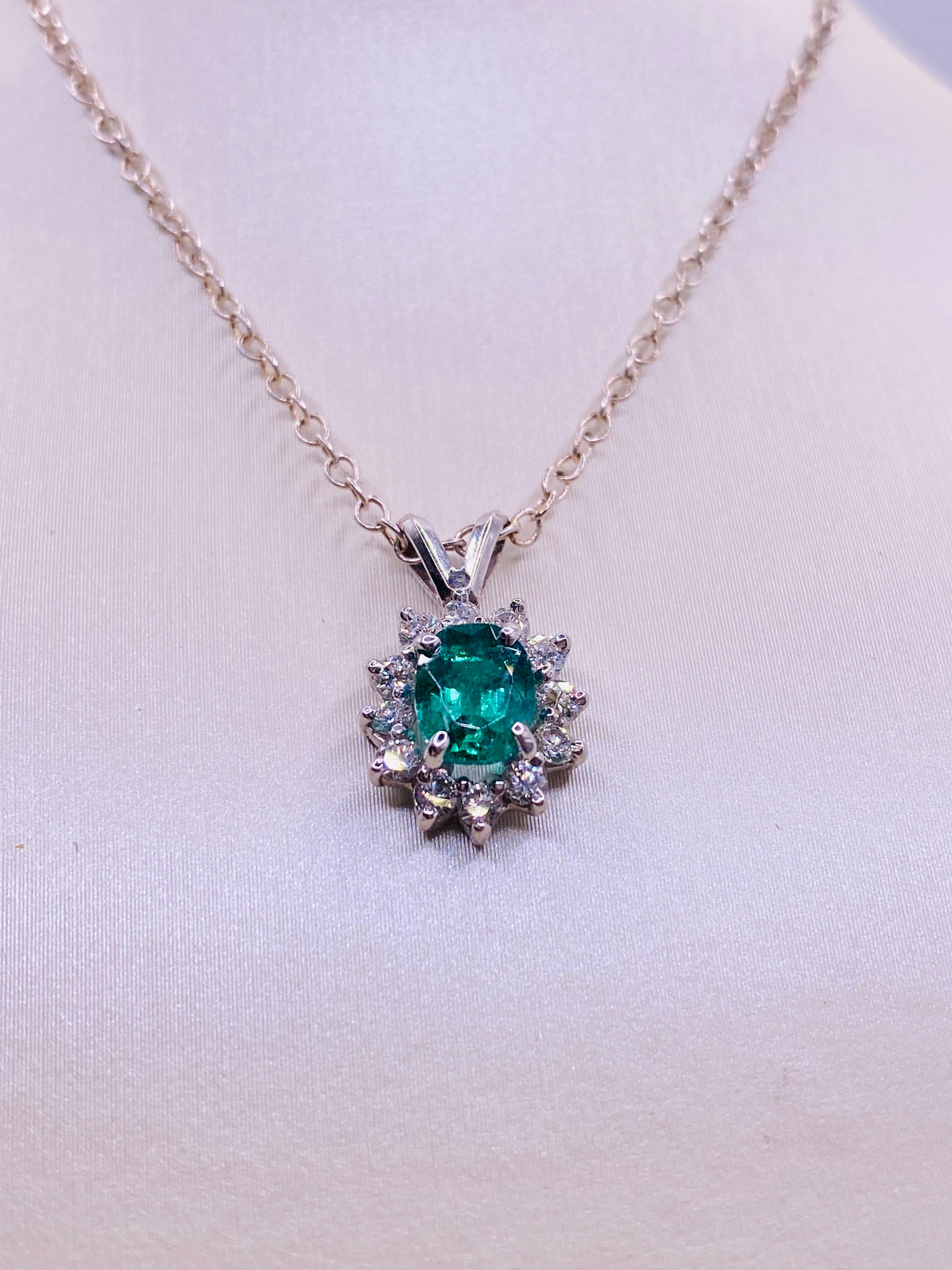 anhänger aus 14-karätigem Weißgold mit 1 ovalen Smaragd von ca. 0,56 Karat Gewicht und 12 runden Diamanten von ca. 0,48 Karat Gesamtgewicht (2,1 mm). Silberne Kette nicht enthalten.