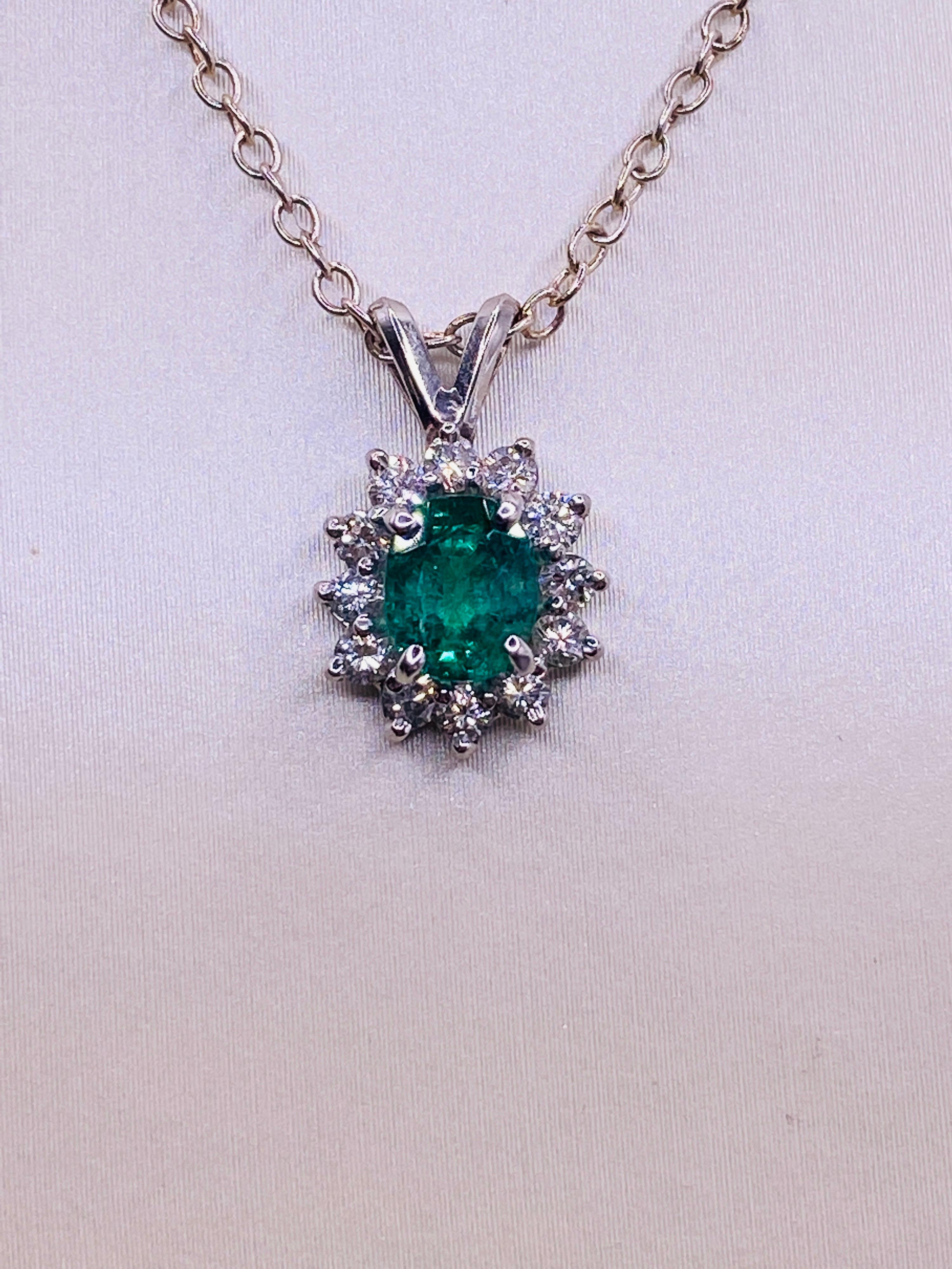 0,56 Karat Smaragd-Diamant-Weißgold-Anhänger (Ovalschliff)
