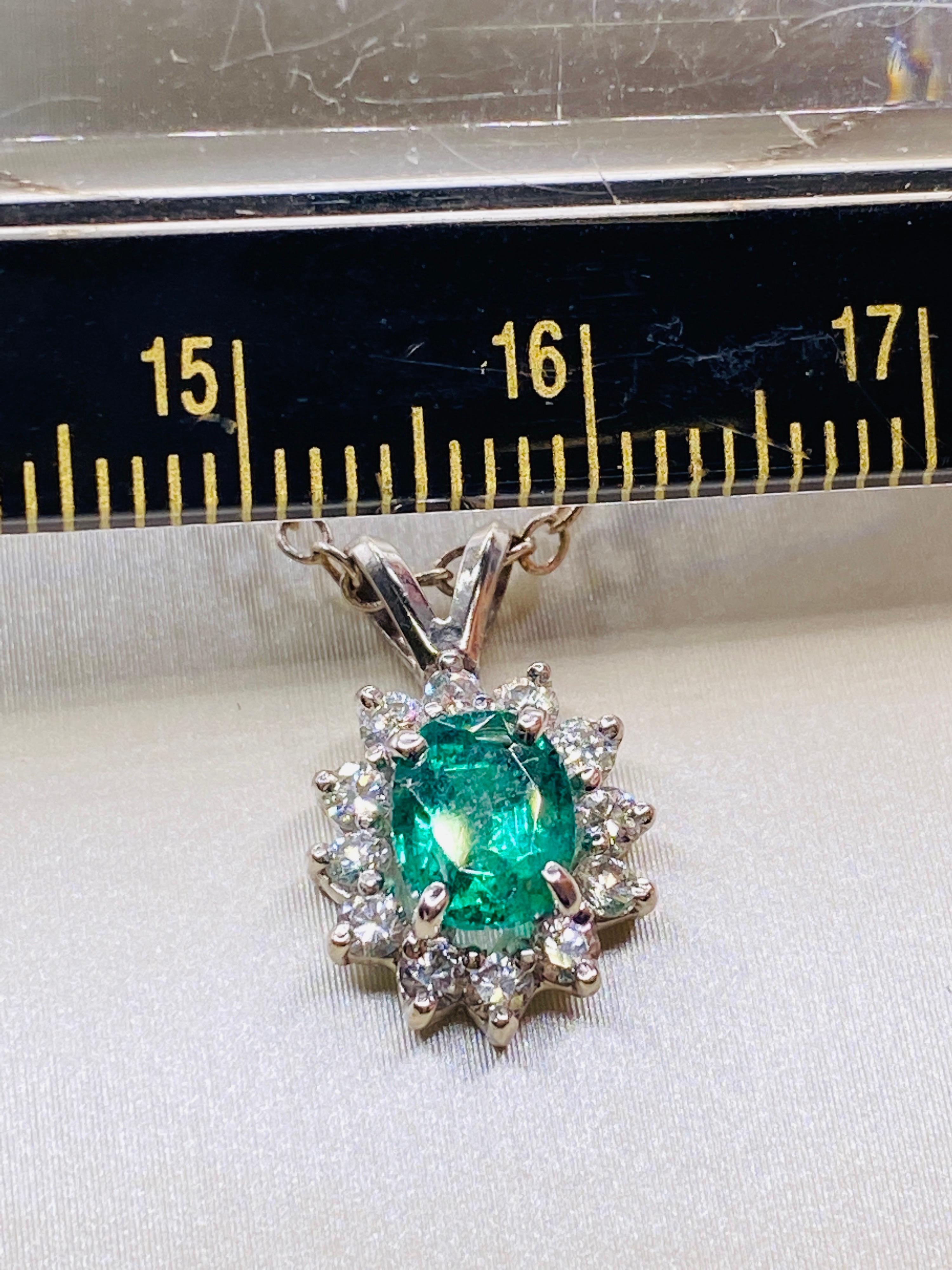 0,56 Karat Smaragd-Diamant-Weißgold-Anhänger im Zustand „Gut“ in DALLAS, TX