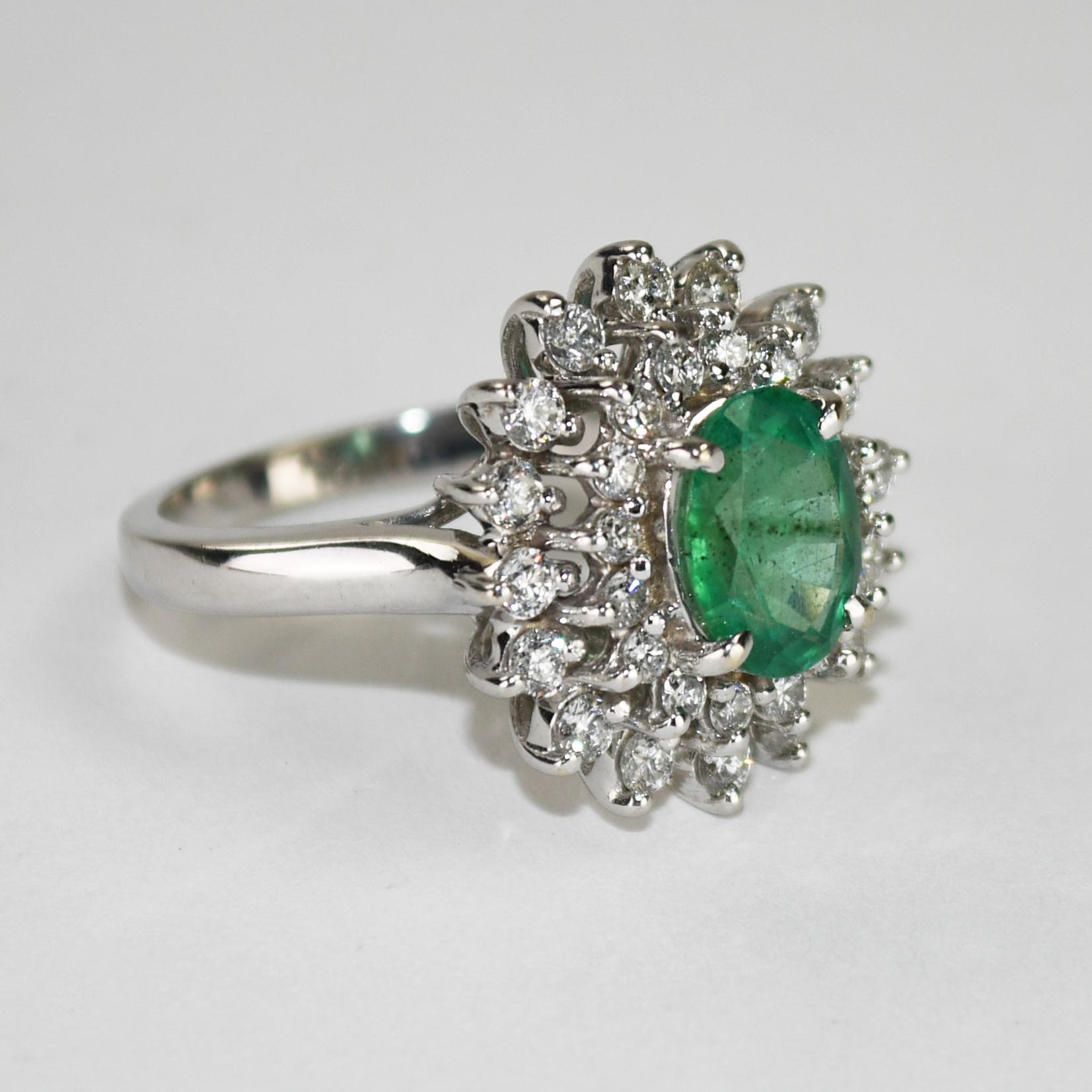 Damenring mit Smaragd und Diamanten.
Gestempelt 14k und wiegt 6 Gramm Bruttogewicht.
Der natürliche Smaragd hat eine ovale Form, 1,70 Karat, mittlere grüne Farbe.
Die seitlichen Diamanten sind rund im Brillantschliff, insgesamt 1,00 Karat, Farbe H