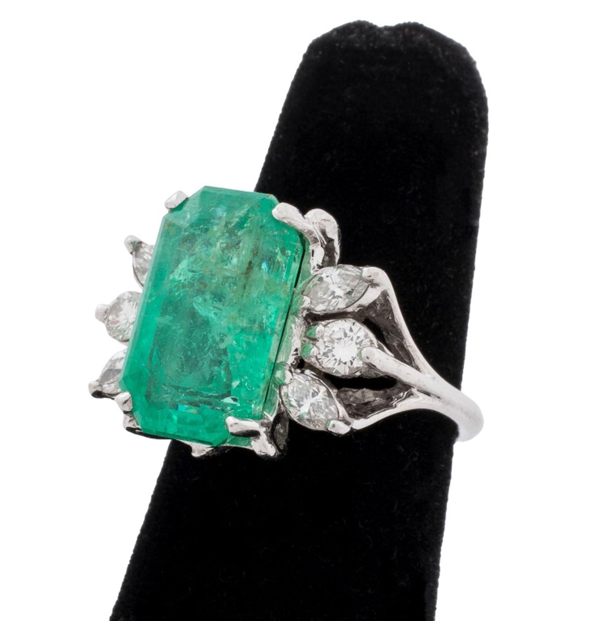 14K Weißgold Smaragd-Diamant-Ring, mit einem zentrierten Zinken gesetzt rechteckigen Schritt facettiert Smaragd Beryll, mit einem Gewicht von ca. 5,65 Karat, weiter mit 4 Marquise Brillanten und 2 runde Diamanten im Brillantschliff geschmückt, die