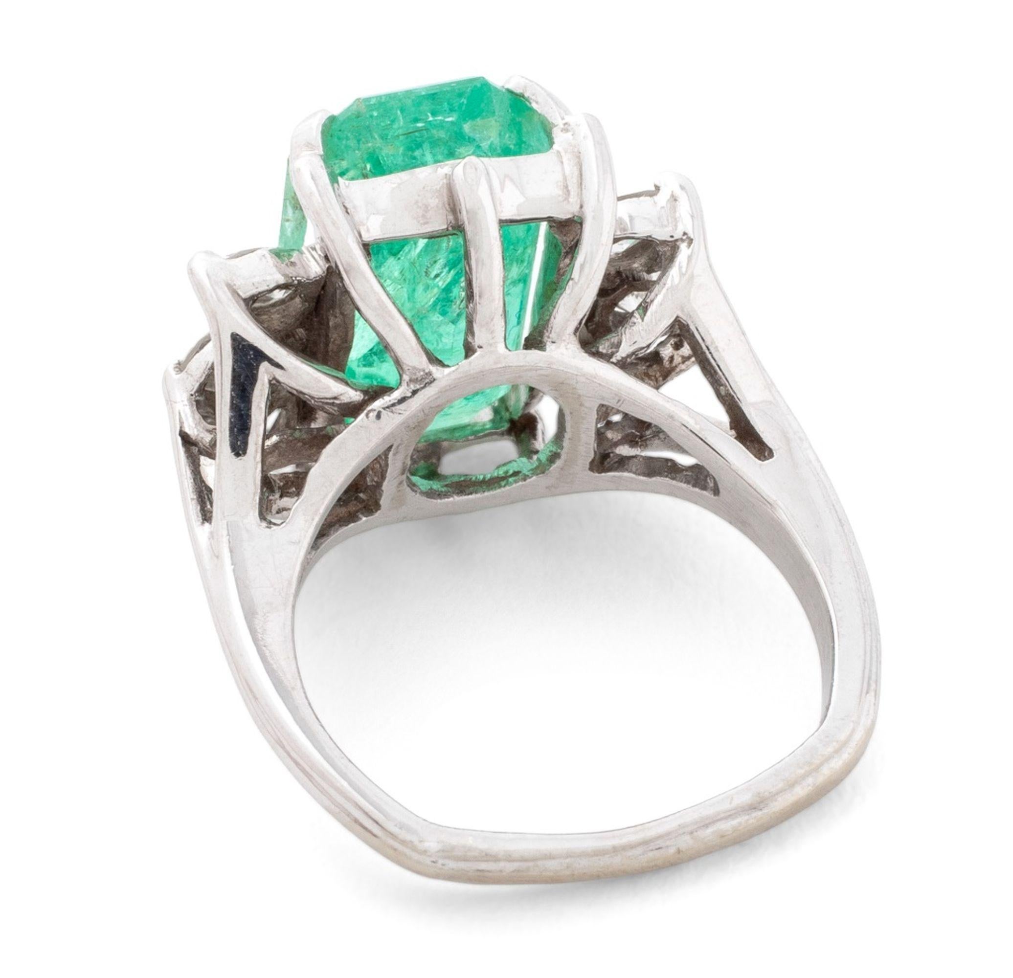 14K White Gold Emerald Diamond Ring im Zustand „Gut“ im Angebot in Queens, NY