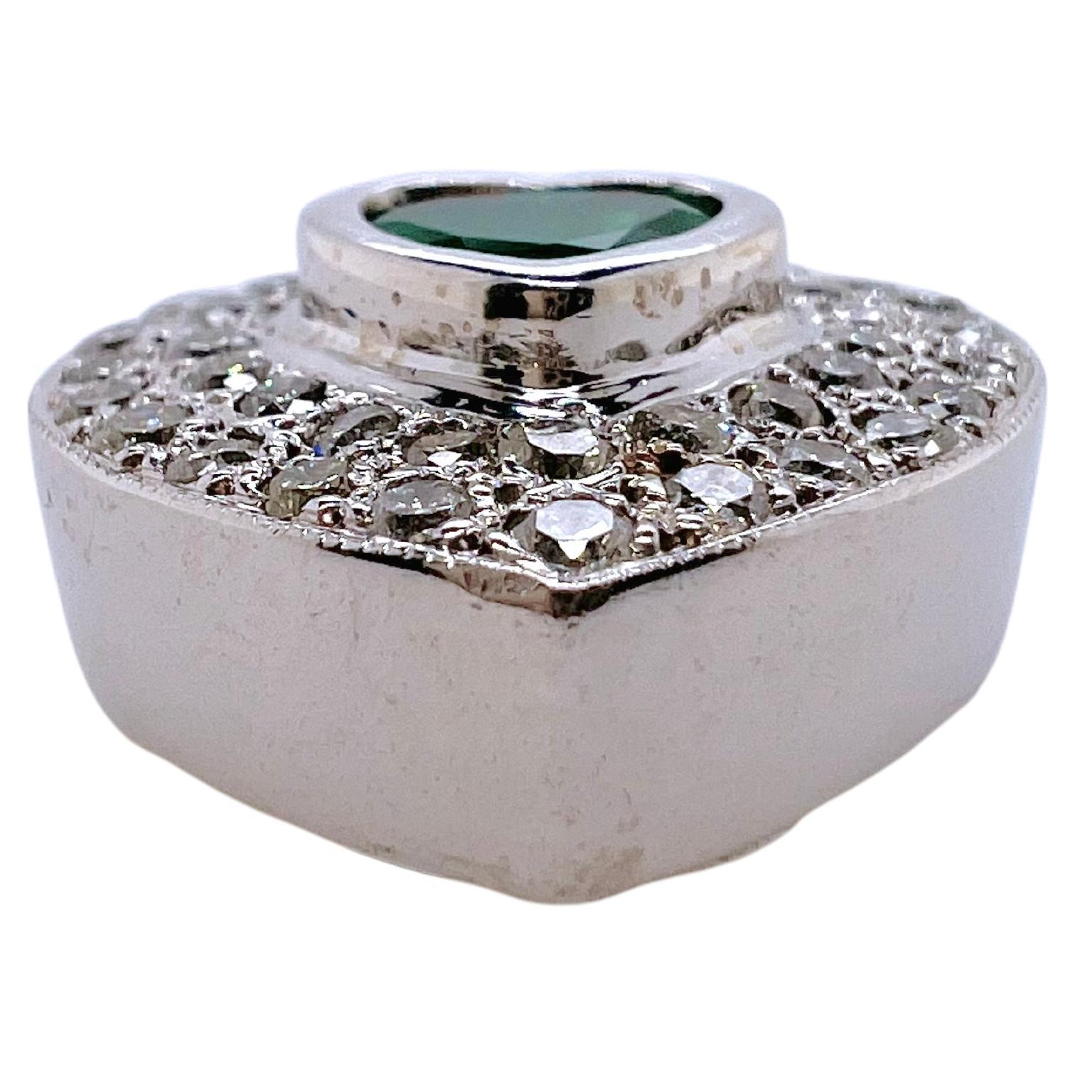 Questa montatura a forma di cuore, realizzata a mano, presenta diamanti rotondi brillanti e uno splendido smeraldo al centro.  Il lussureggiante smeraldo verde a forma di cuore è il punto focale che attirerà l'attenzione di tutti!


A. Stone: