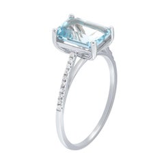 Bague en or blanc 14 carats avec aigue-marine en forme d'émeraude et diamant