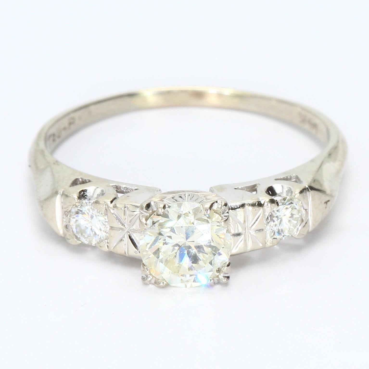 14k White Gold Engagement Ring with 0.75ct Round Diamond Center im Angebot