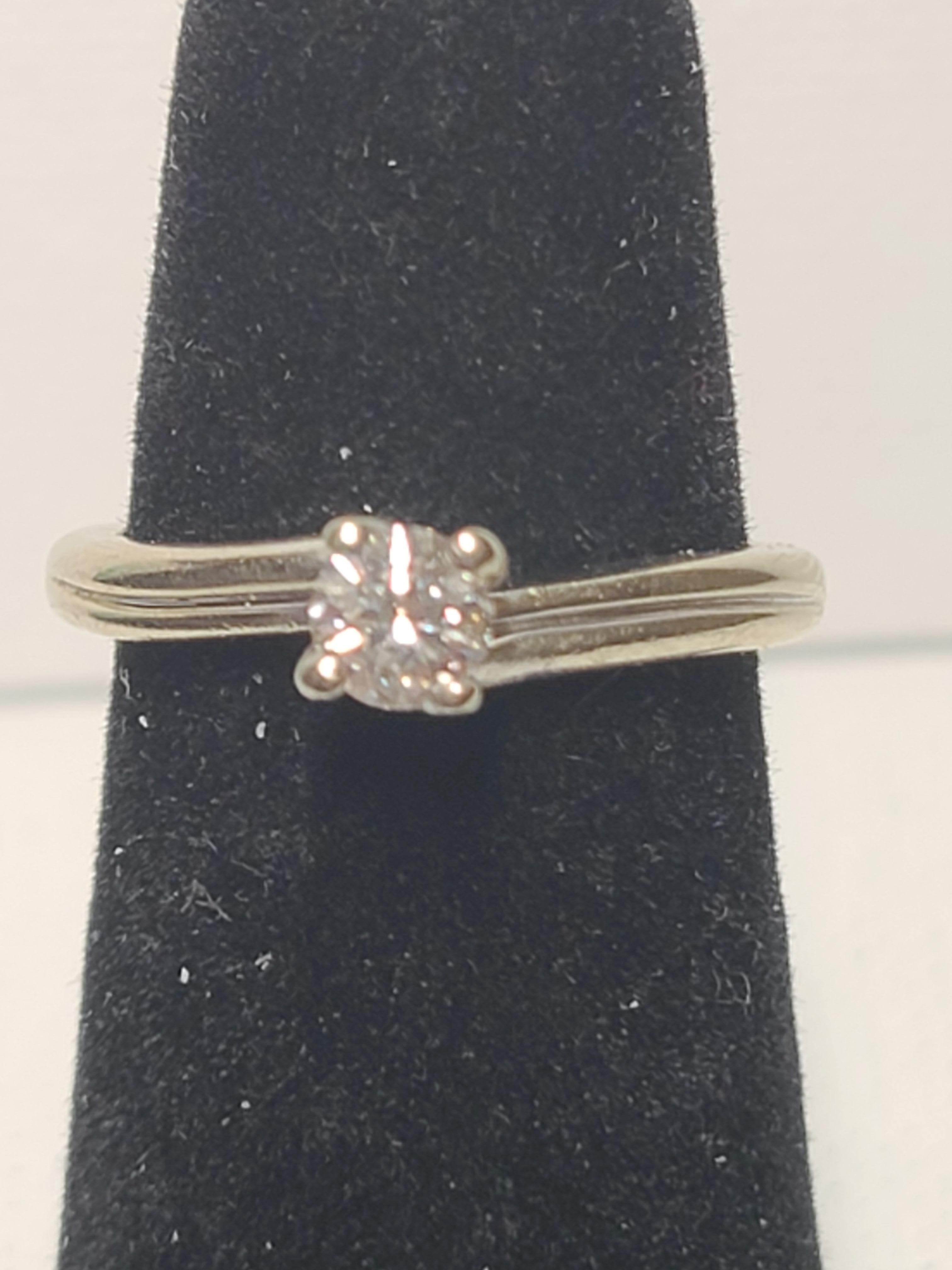 Estate gefunden 14K Weißgold Verlobungsring 
Der Ring verfügt über einen runden Schliff 4,4 mm Diamant
Die Ringgröße ist 5,75 (US)
Der Ring wiegt 3.2 Gramm

