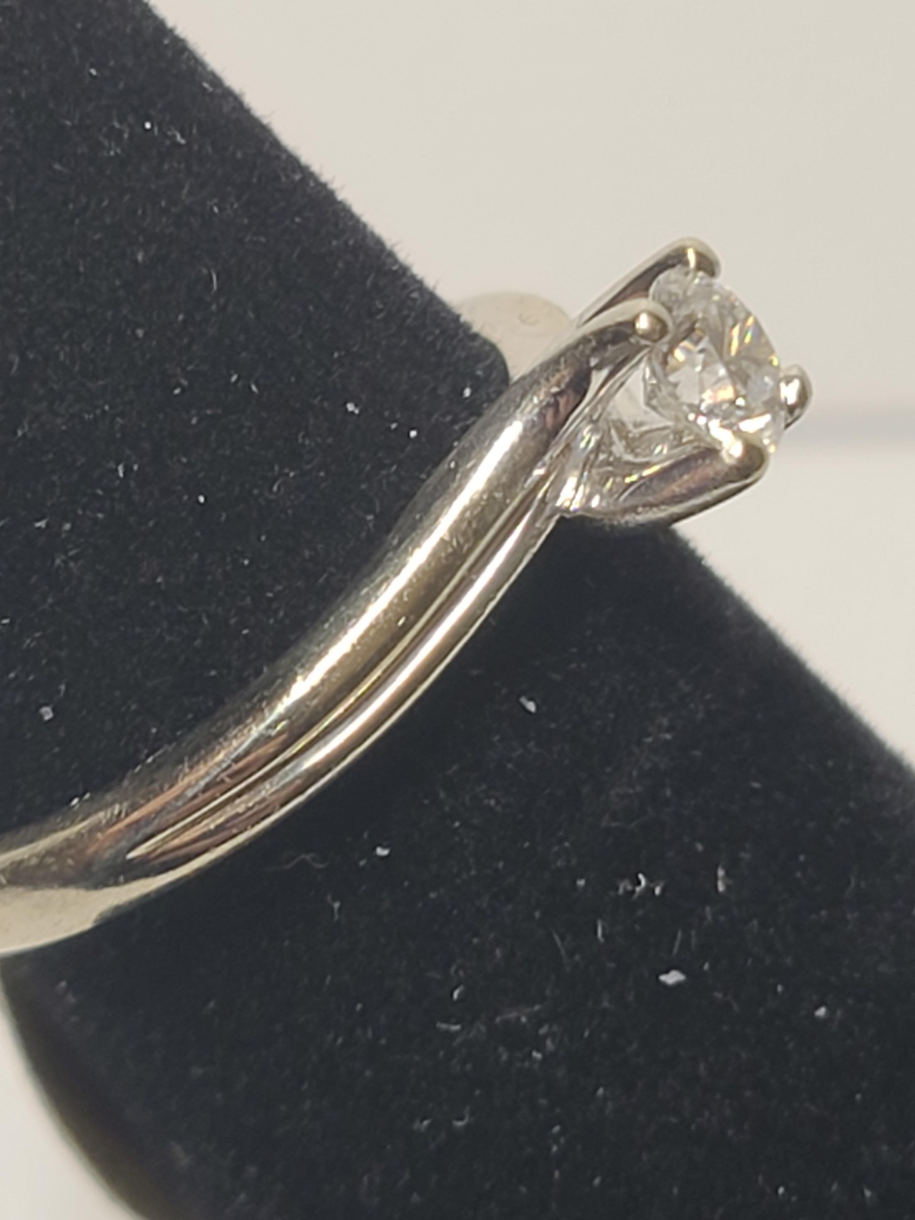 Verlobungsring aus 14 Karat Weißgold mit 4.4 mm Diamant (Rundschliff)