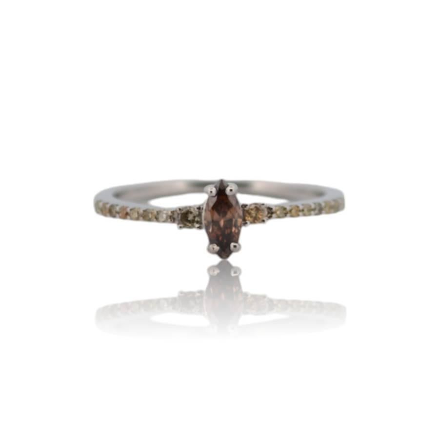 Strahlende Eleganz in jedem Detail - Verlobungsring aus 14 Karat Weißgold mit natürlichen Diamanten

Feiern Sie Ihre Liebe mit diesem exquisiten Verlobungsring aus 14 Karat Weißgold, einem zeitlosen Symbol für Hingabe und Raffinesse. Dieser