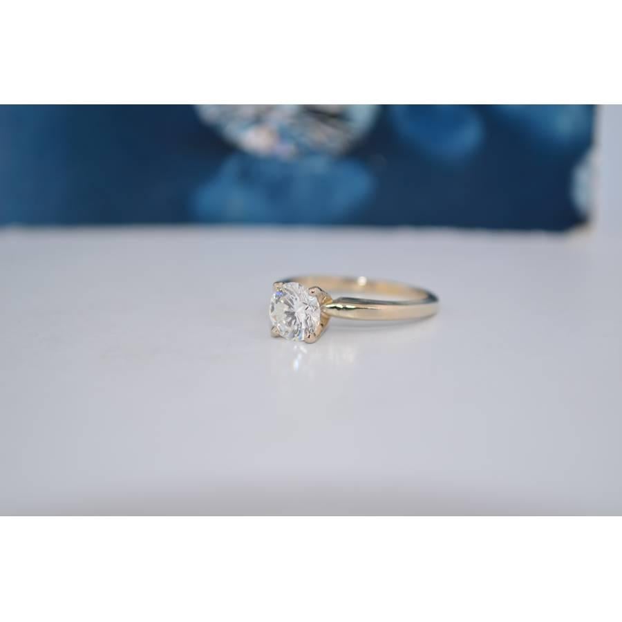 Pure Brillanz - 14K Weißgold Verlobungsring mit natürlichem Diamant

Als zeitlose Liebeserklärung ist dieser Verlobungsring aus 14 Karat Weißgold die Verkörperung von Eleganz und raffiniertem Luxus. Sorgfältig aus 2,38 Gramm strahlendem Weißgold