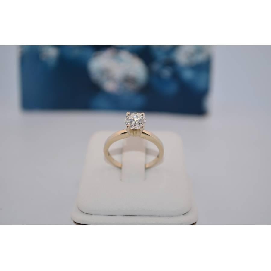 Verlobungsring aus 14 Karat Weißgold mit natürlichen Diamanten (Brillantschliff) im Angebot