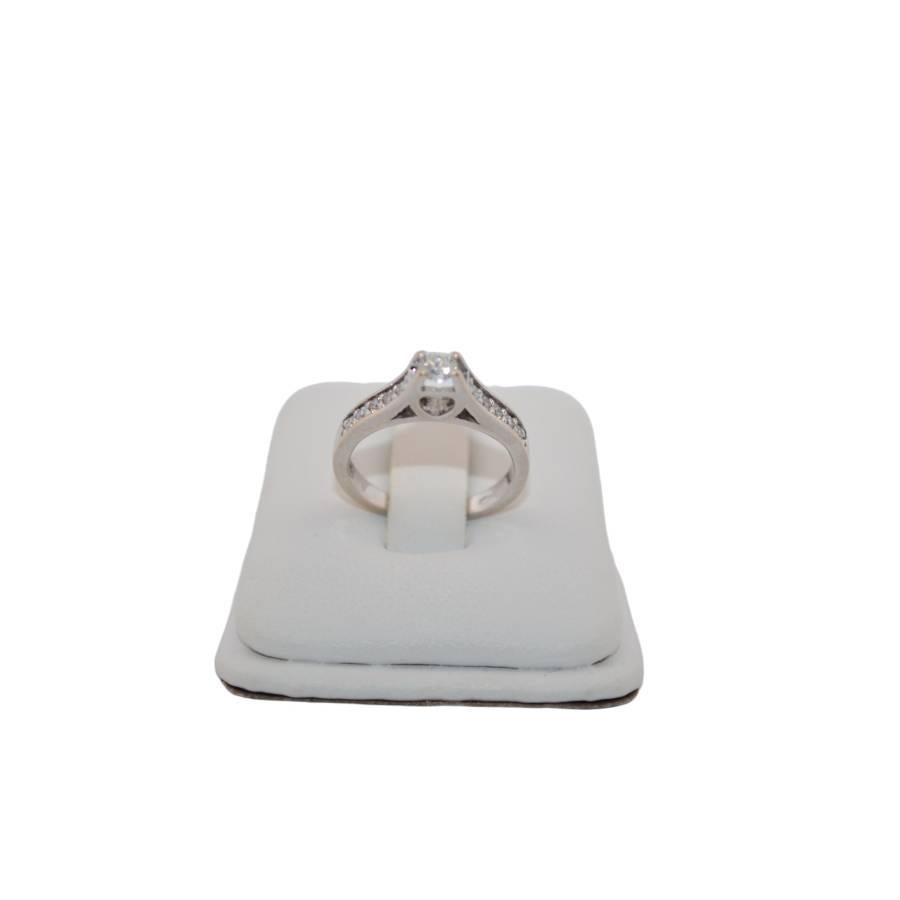 Anello di fidanzamento in oro bianco 14K con diamanti naturali In condizioni ottime in vendita a București, București