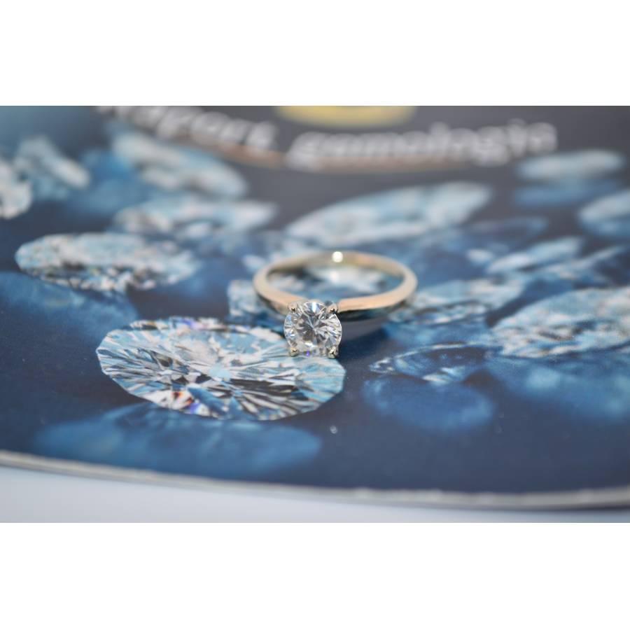 Verlobungsring aus 14 Karat Weißgold mit natürlichen Diamanten Damen im Angebot