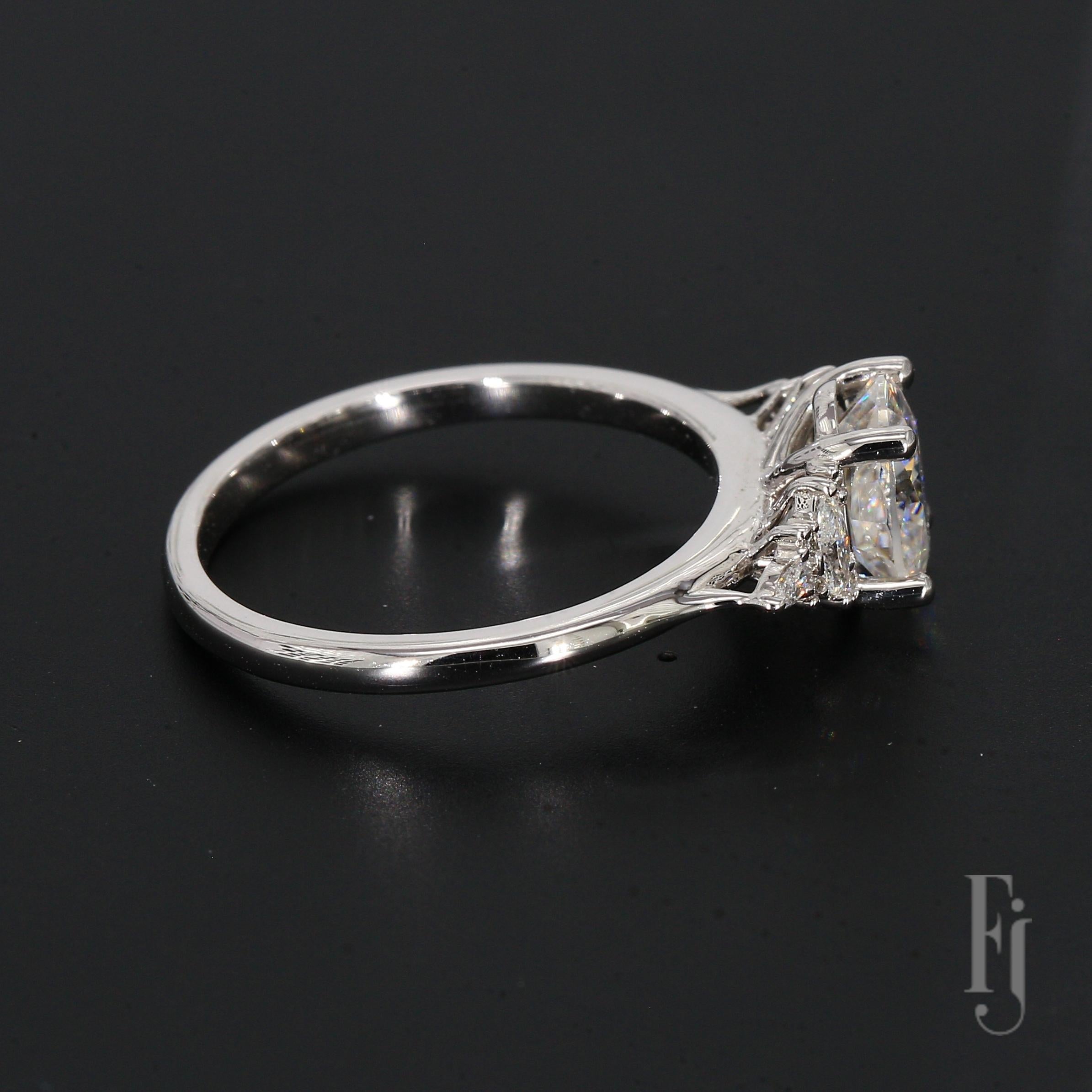 Anello di fidanzamento in oro bianco 14k con CZ ovale e diamanti marquise In condizioni ottime in vendita a Scottsdale, AZ