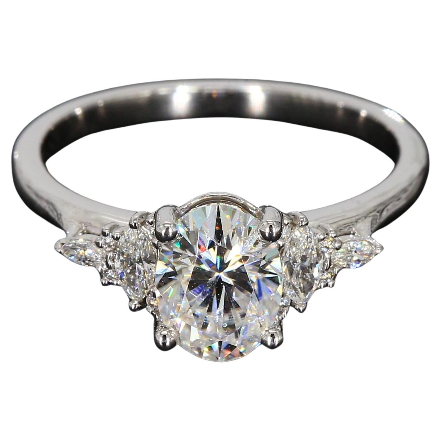 14k Weißgold Verlobungsring mit ovalen CZ und Marquise Diamanten