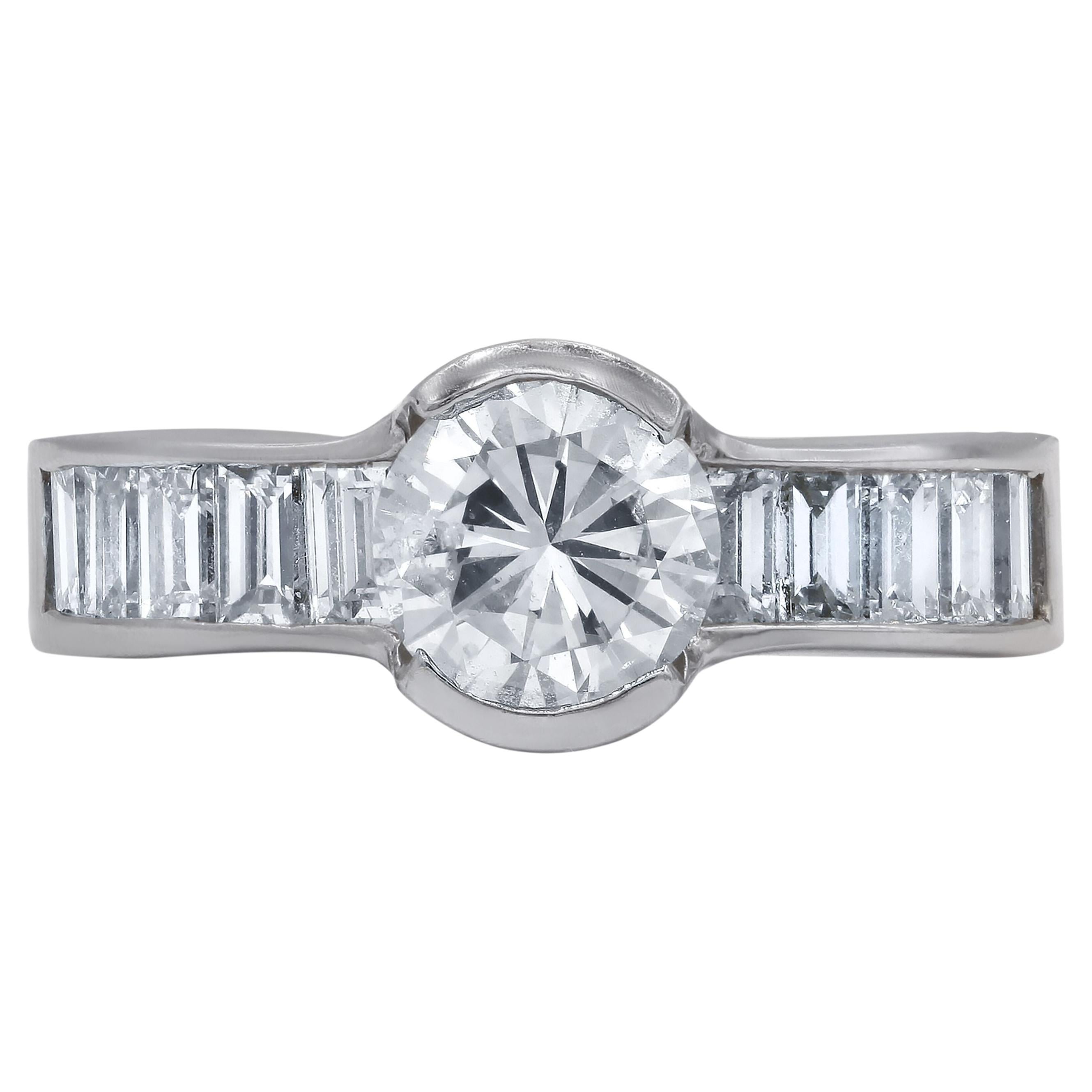 Bague de fiançailles en or blanc 14 carats avec pierre ronde de 1,27 carat et diamant baguette