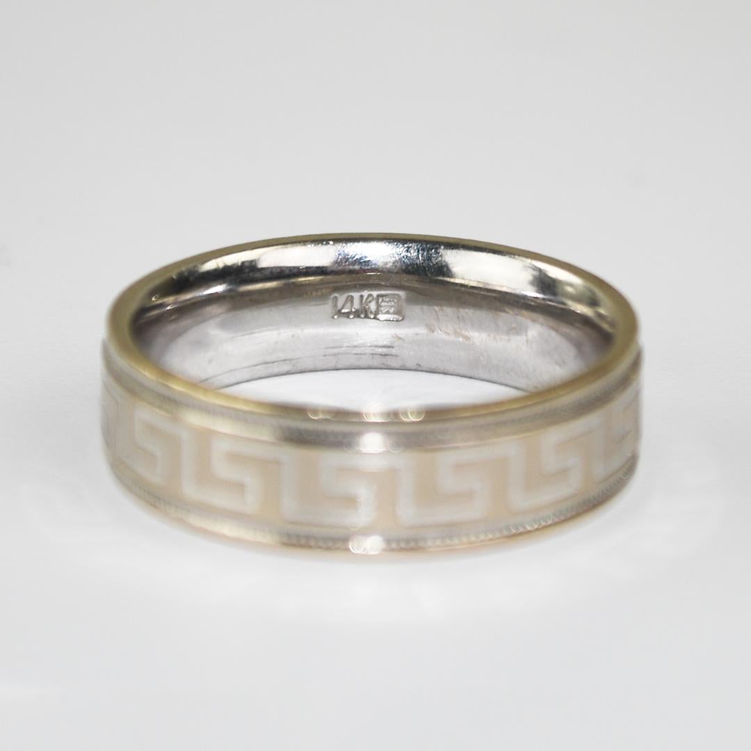 Fede nuziale da uomo in oro bianco 14k.
Stile comfort fit.
Timbrato 14k e pesa 8,8 grammi.
L'anello ha un attraente design inciso.
L'anello misura 6,5 mm di larghezza.
La misura dell'anello è 10.
Alcuni piccoli segni sono visibili con