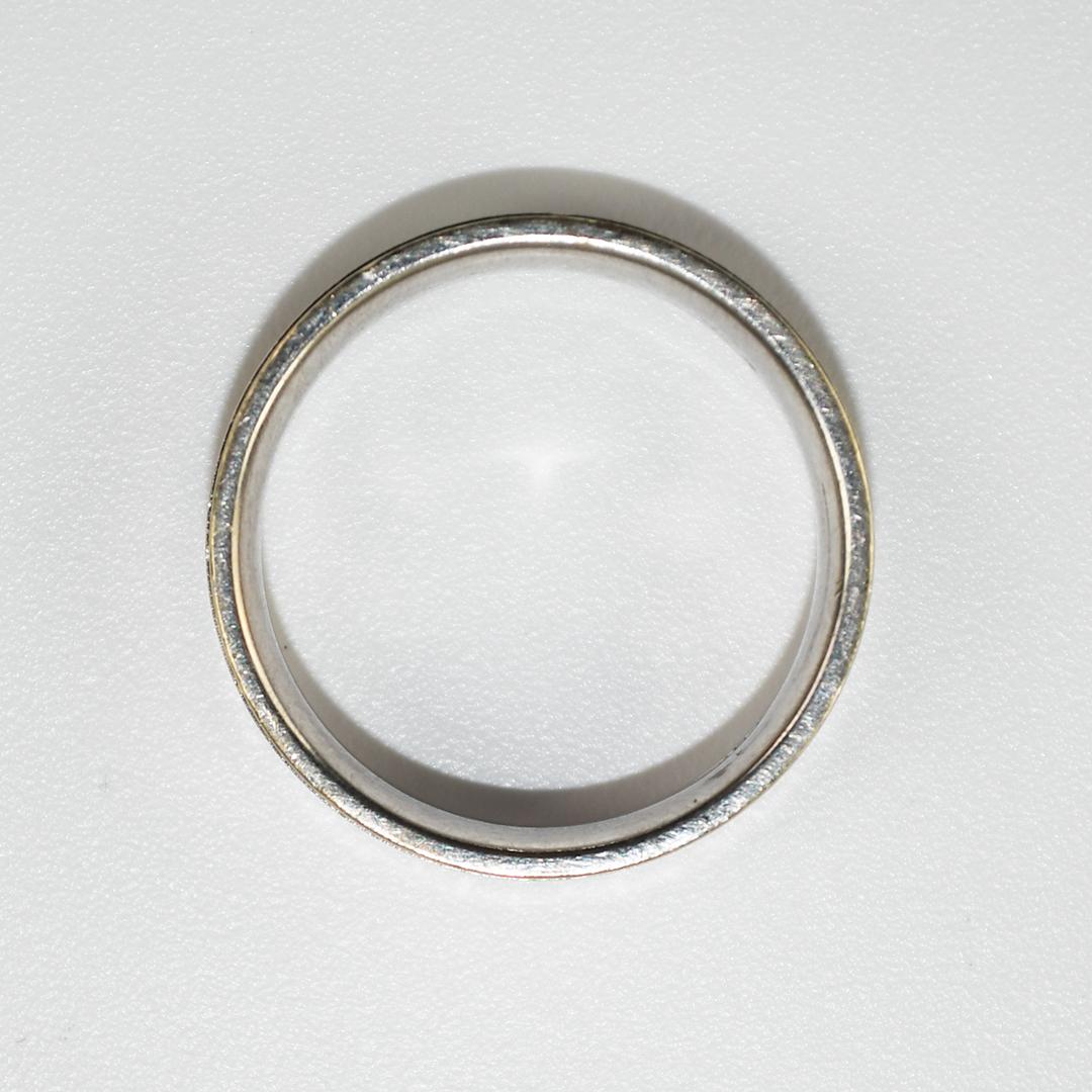 Fede nuziale con disegno inciso in oro bianco 14K 8,8g in vendita 1