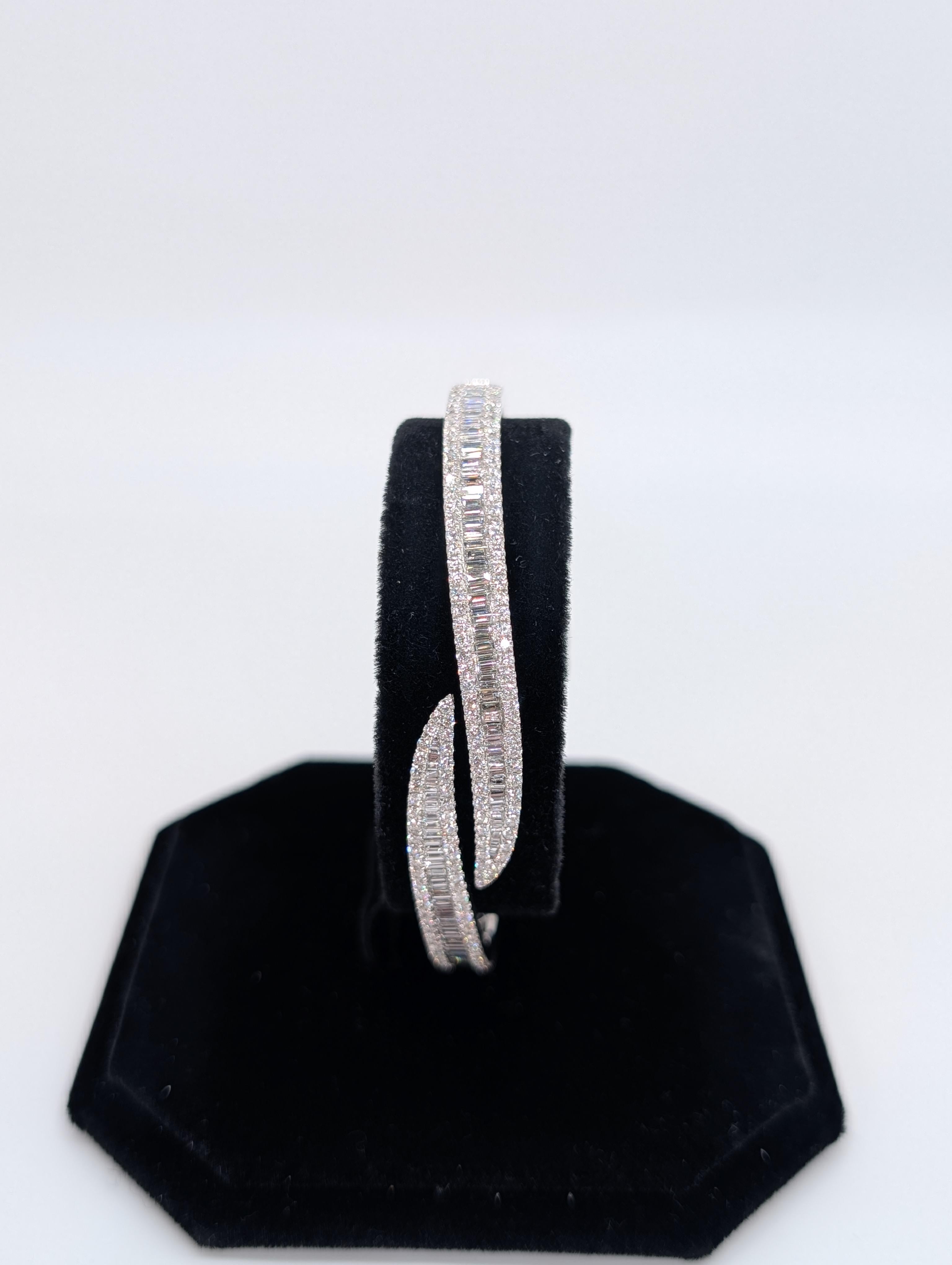 Ce superbe bracelet en or blanc 14 carats respire l'élégance avec son design luxueux, mettant en valeur des diamants baguettes gradués de couleur F-G qui totalisent 1,55 carats. Ces diamants soigneusement sélectionnés sont entourés d'un éblouissant