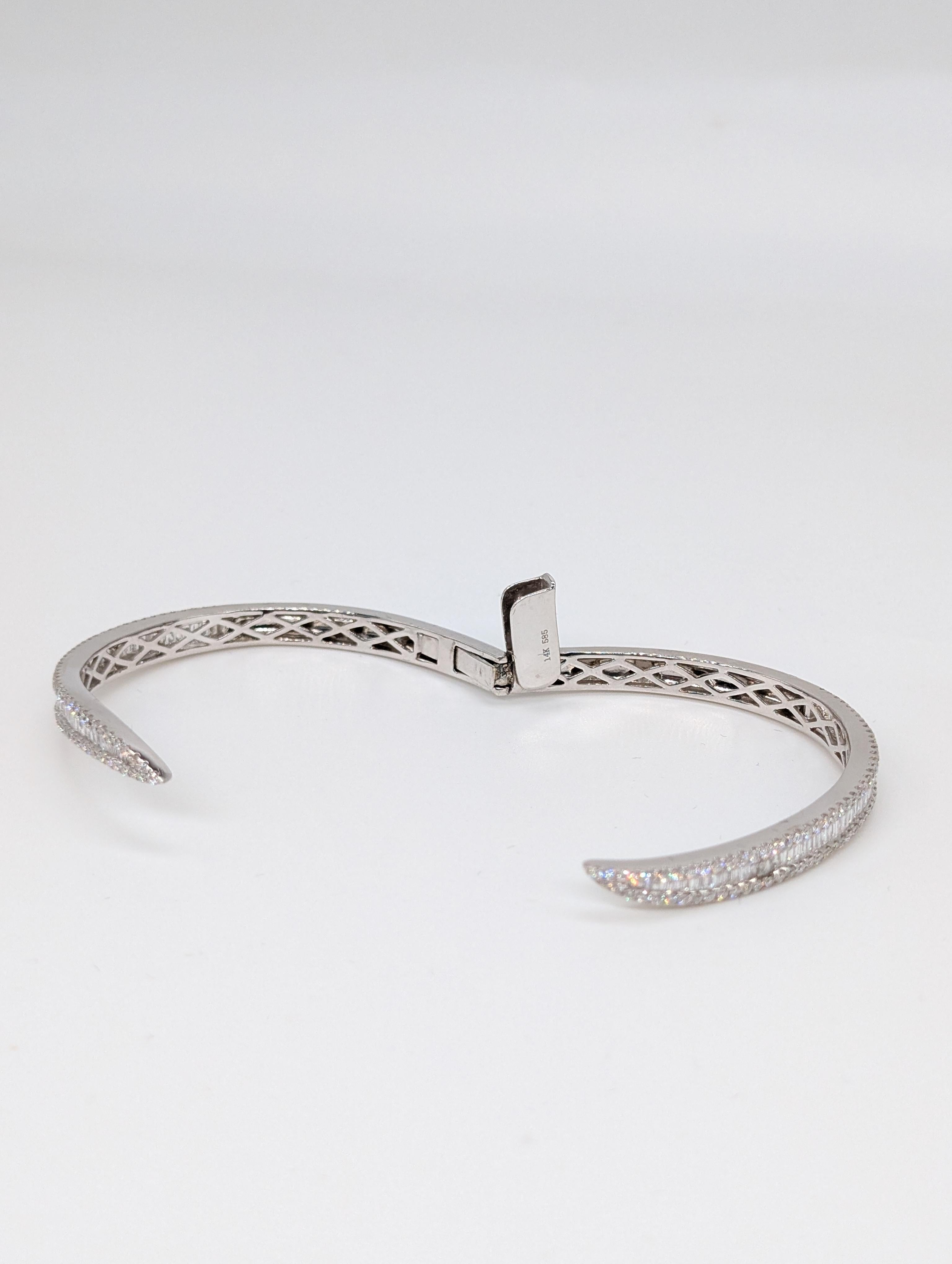 Taille baguette Bracelet jonc fantaisie en or blanc 14 carats avec diamants ronds taille baguette et brillants en vente