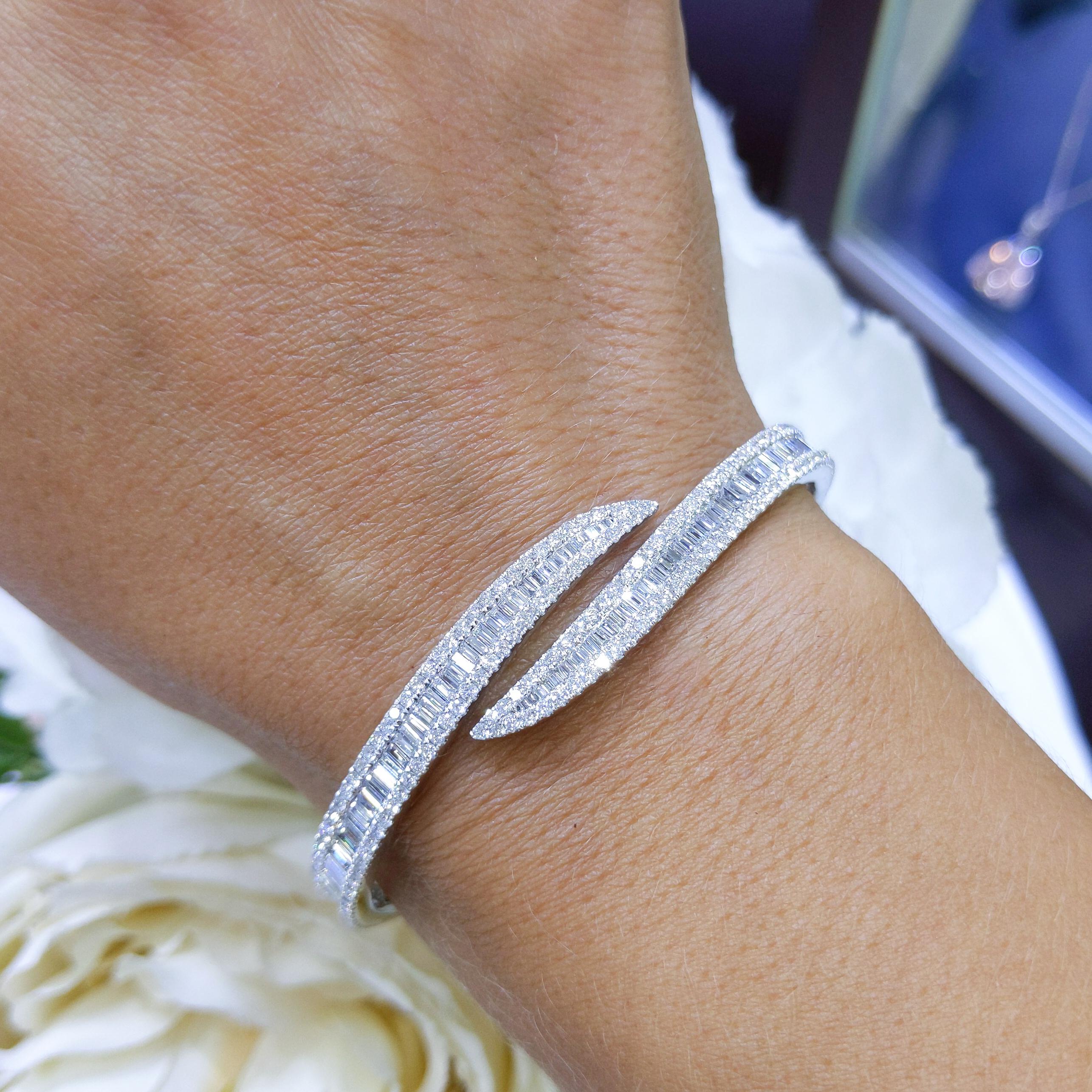Bracelet jonc fantaisie en or blanc 14 carats avec diamants ronds taille baguette et brillants Neuf - En vente à New York, US