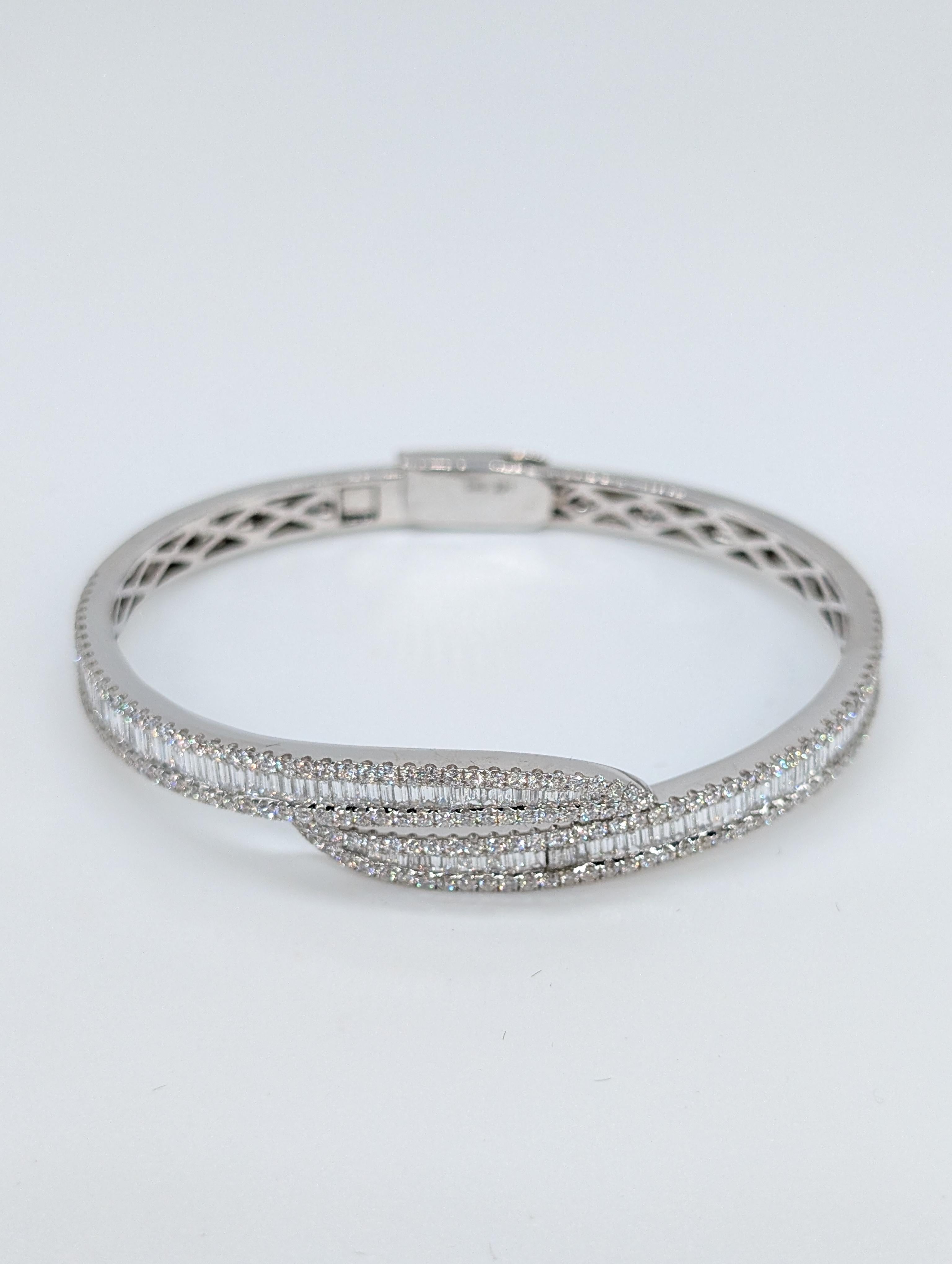 Bracelet jonc fantaisie en or blanc 14 carats avec diamants ronds taille baguette et brillants Unisexe en vente
