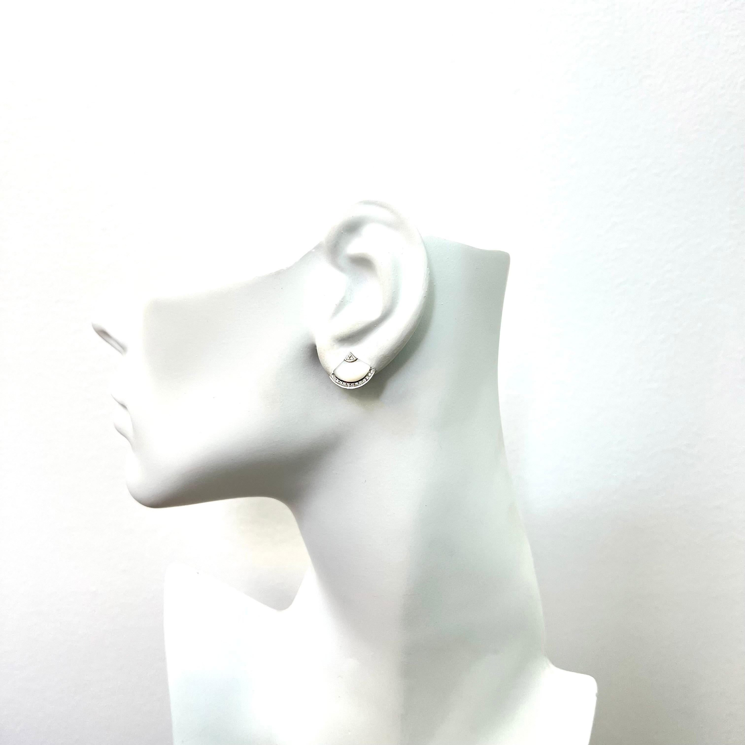 Clous d'oreilles en or blanc 14 carats en forme d'éventail de nacre et de diamants en vente 4