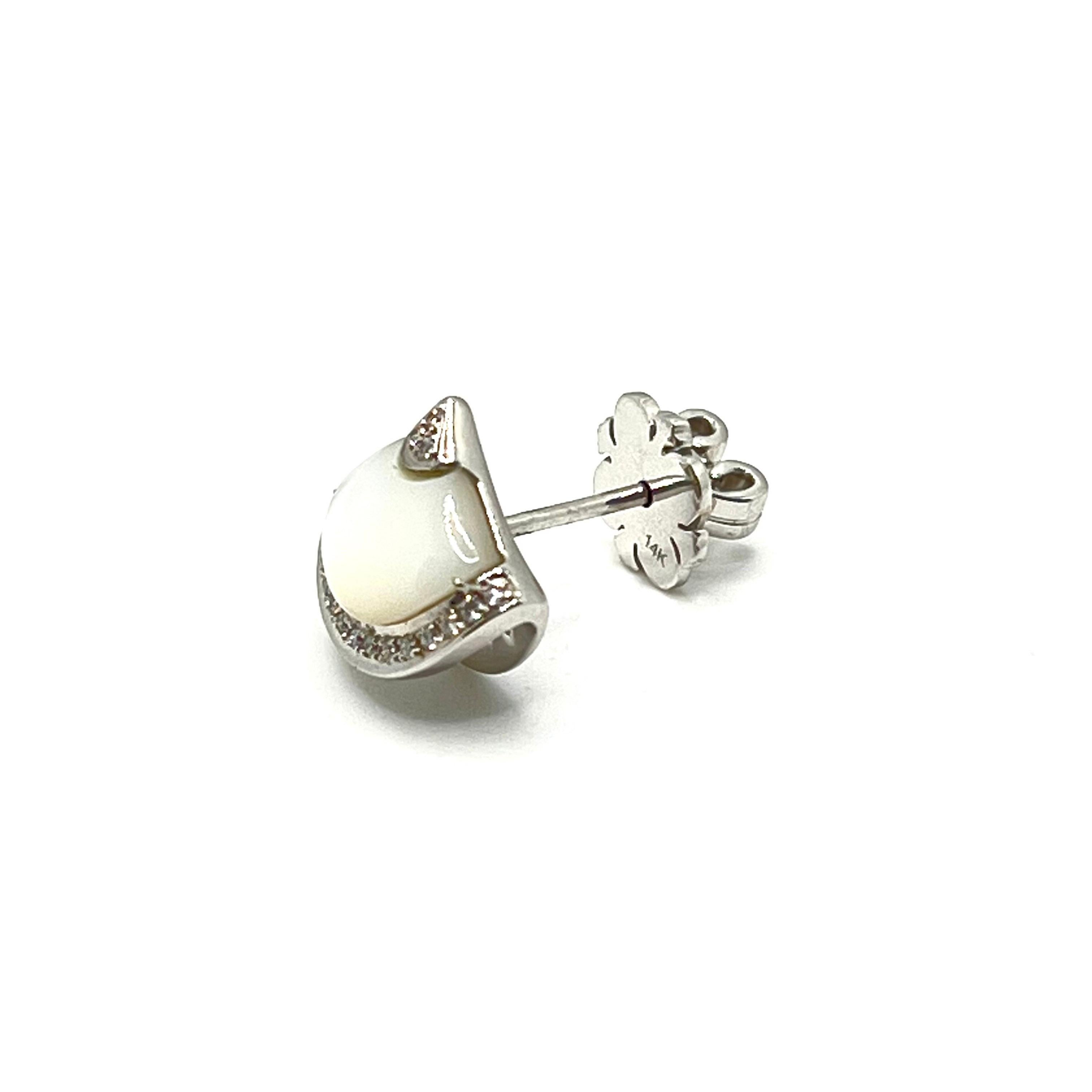 Clous d'oreilles en or blanc 14 carats en forme d'éventail de nacre et de diamants Unisexe en vente
