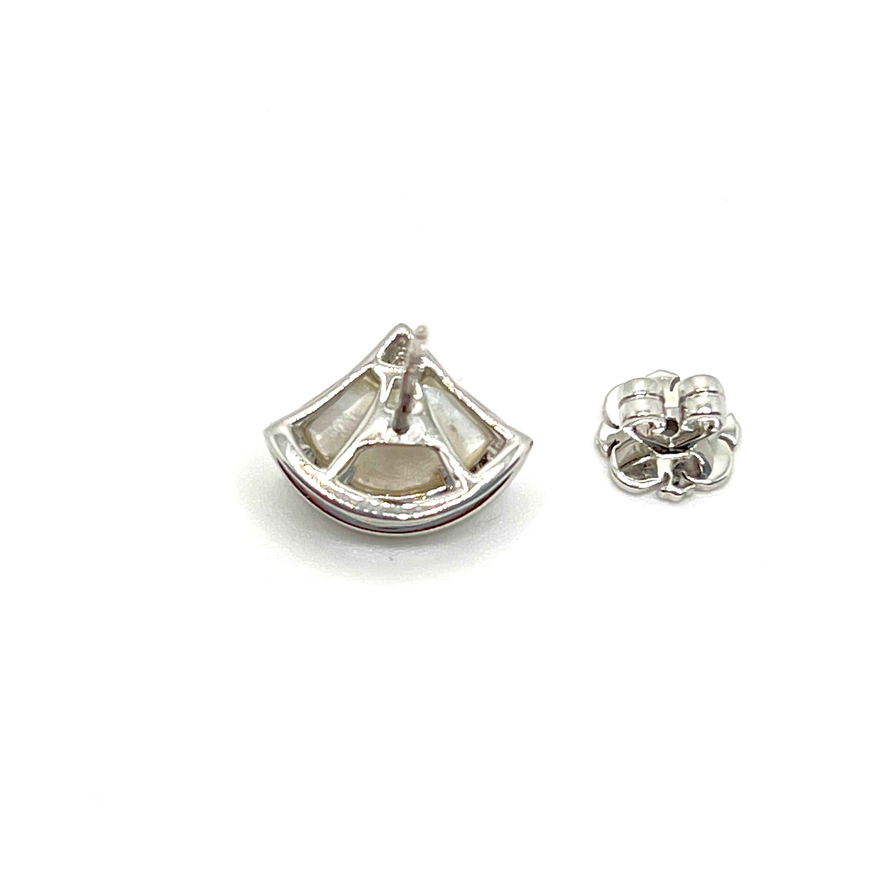 Clous d'oreilles en or blanc 14 carats en forme d'éventail de nacre et de diamants en vente 2