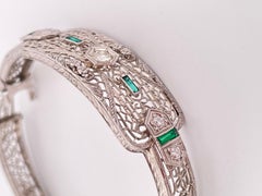 Pulsera brazalete de oro blanco de 14 quilates con filigrana de 0,30 quilates de diamantes y 0,10 quilates de esmeraldas de laboratorio