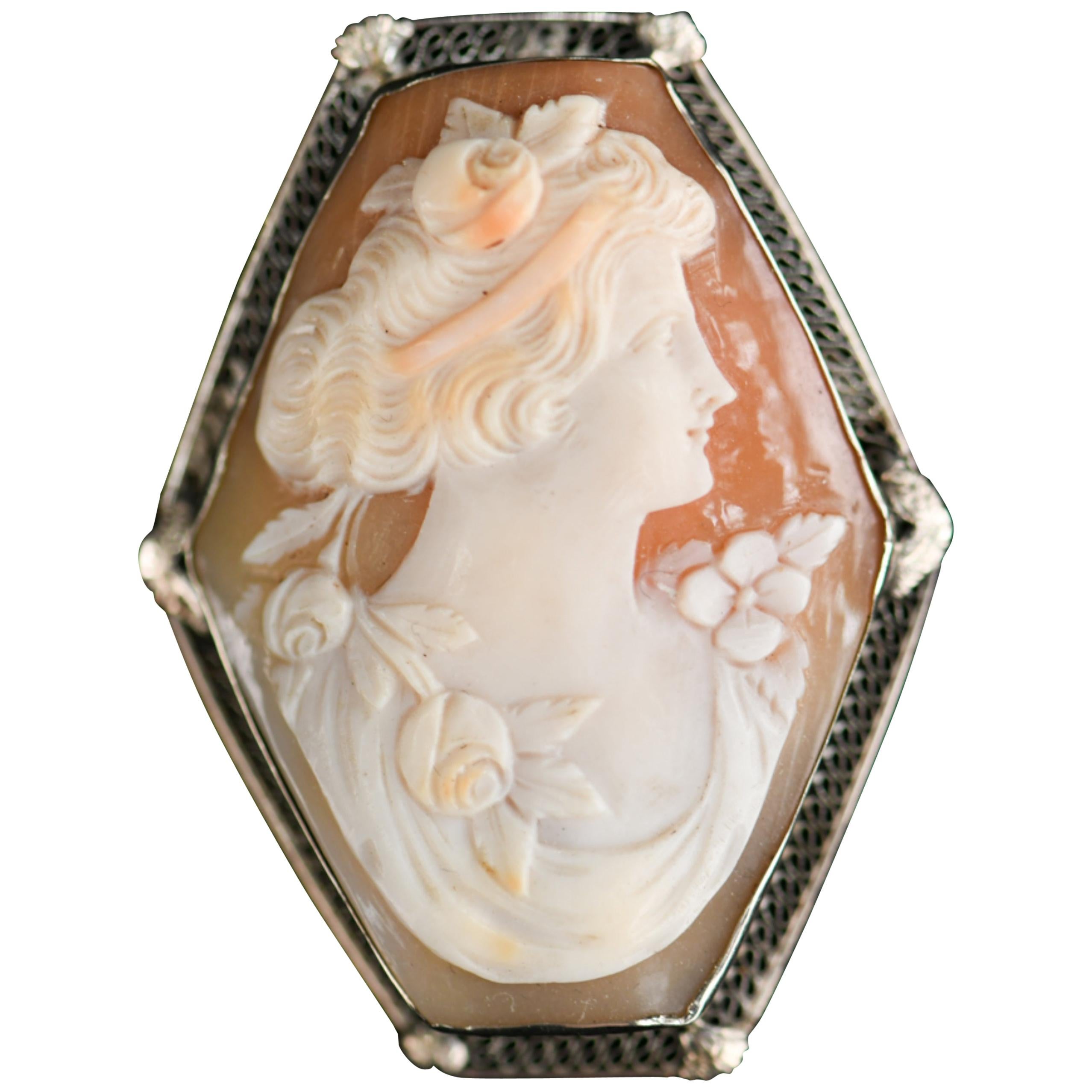 Broche camée filigrane en or blanc 14 carats