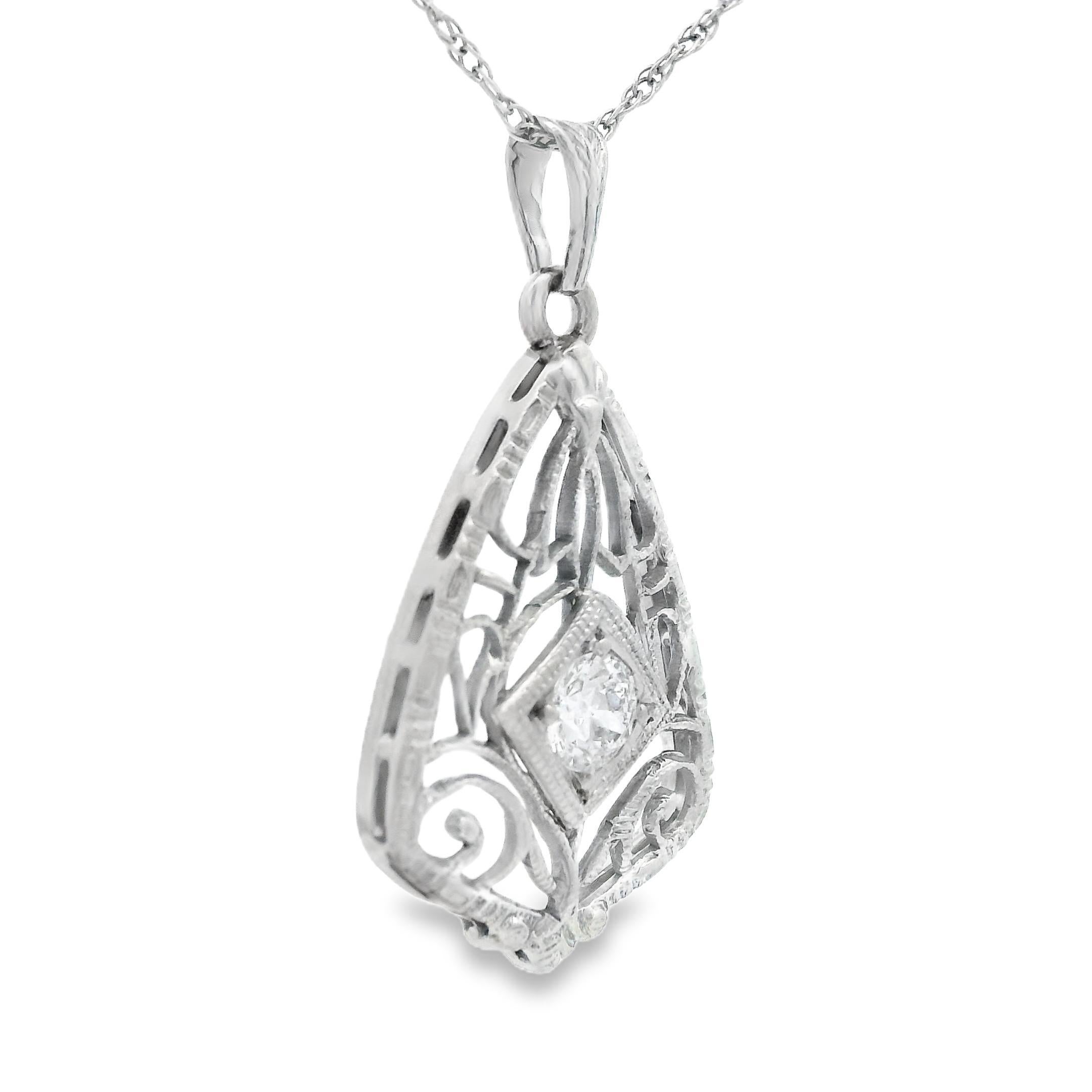 Questo bellissimo ciondolo in filigrana è realizzato in oro bianco 14k con un brillante diamante bianco. Con una lunghezza di poco meno di un centimetro, questo ciondolo è ricco di dettagli intricati e rappresenta un look sofisticato ma giocoso. La
