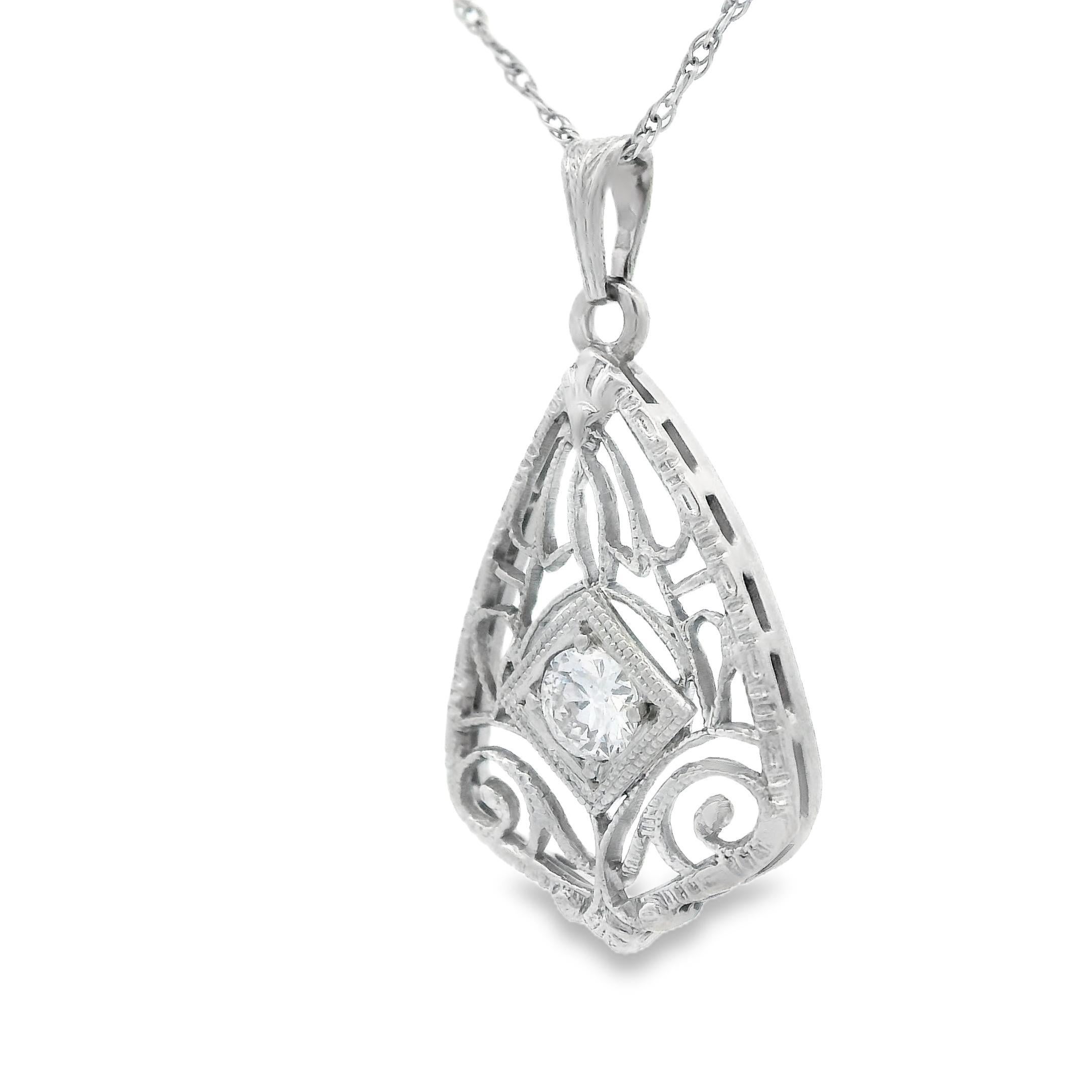 Ciondolo con diamante in filigrana in oro bianco 14k + catena In condizioni buone in vendita a Lexington, KY