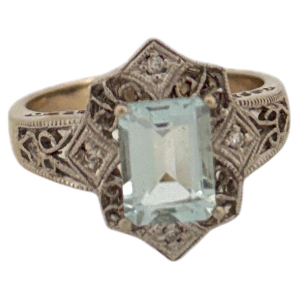 Anillo vintage de oro blanco de 14K con filigrana y aguamarina de talla esmeralda
