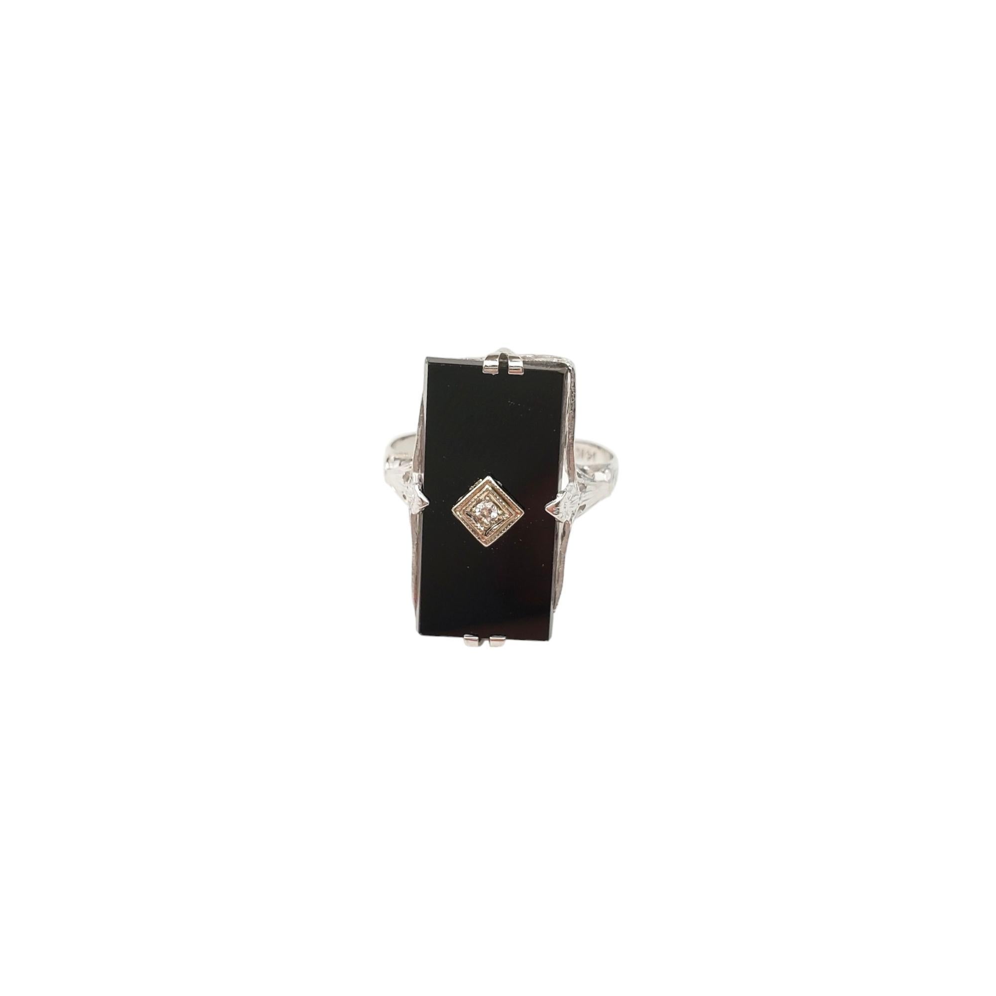 14K White Gold Filigree Onyx Diamond Ring - 

This beautiful onyx diamond ring features 1 single cut diamond. 

Front of ring approx. 21mm x 11mm

1 single cut diamond totaling approx. .02cts.

Total diamond weight approx. .02cts

Diamond clarity -
