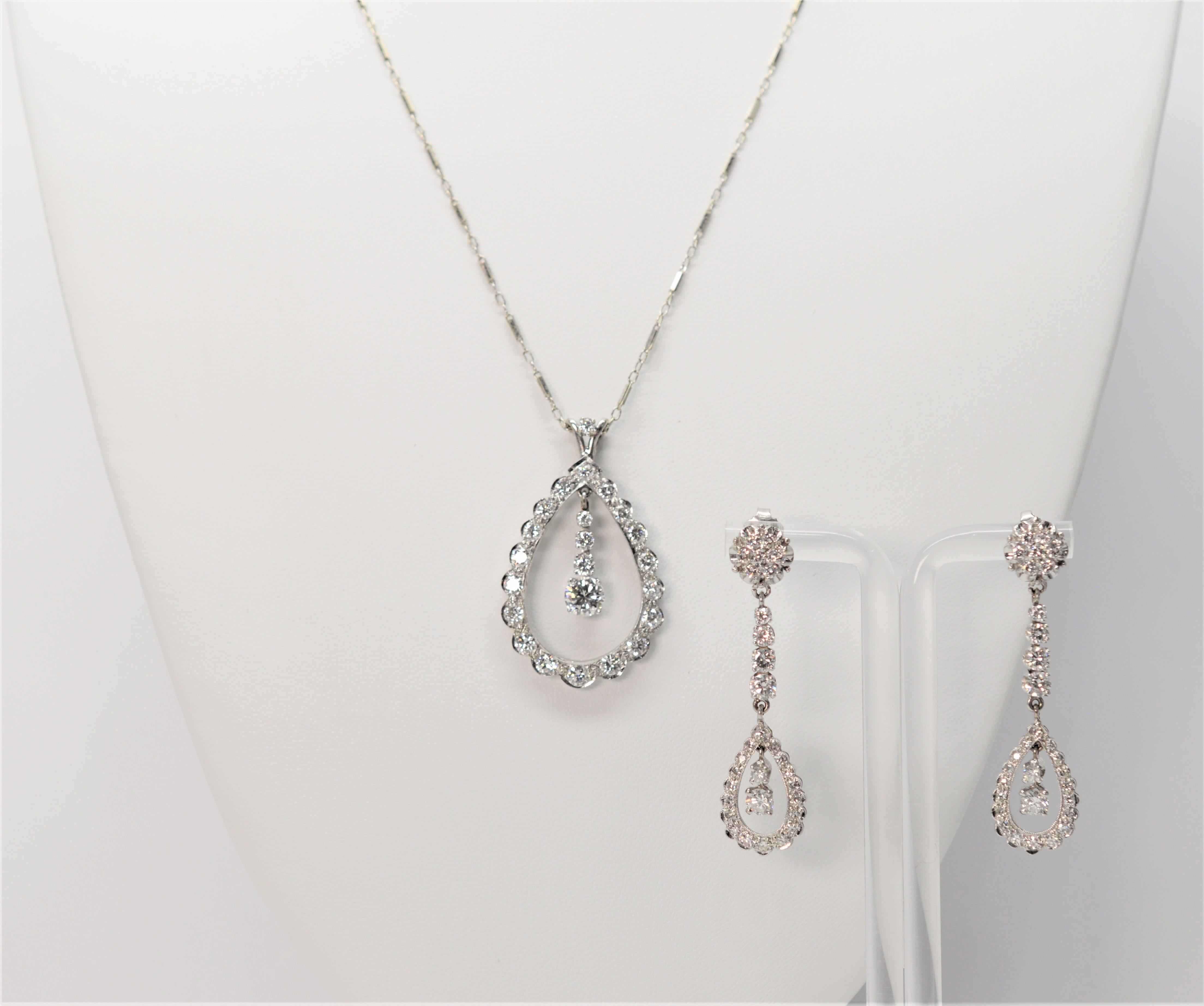 Très étincelant, cet ensemble collier et boucles d'oreilles est idéal pour une cérémonie de mariage ou une soirée habillée. Il est composé de quatre carats de fins diamants blancs. 
Le pendentif en forme de poire, recouvert de diamants brillants,