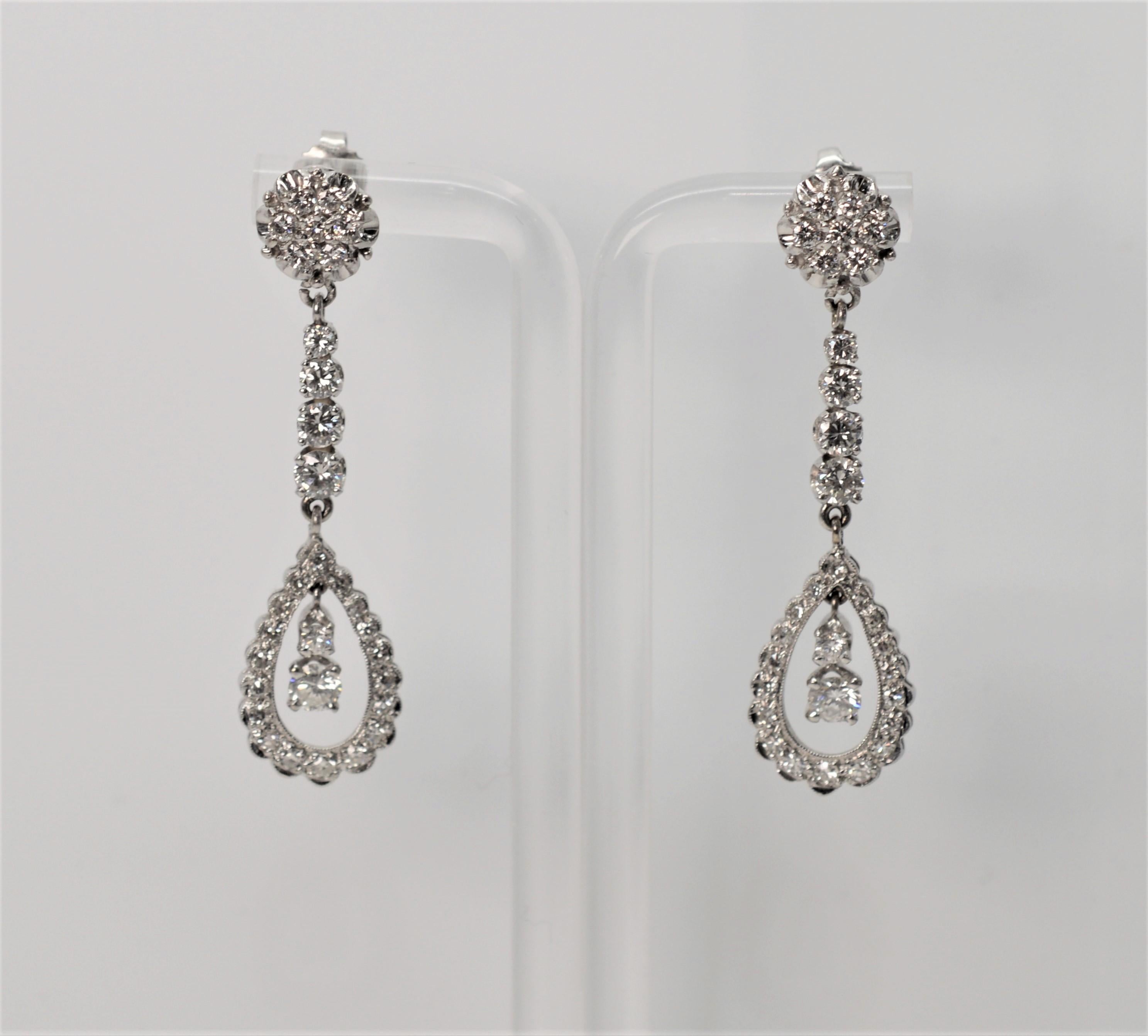 Collier et boucles d'oreilles en or blanc 14 carats avec diamants fins - Suite nuptiale en vente 2