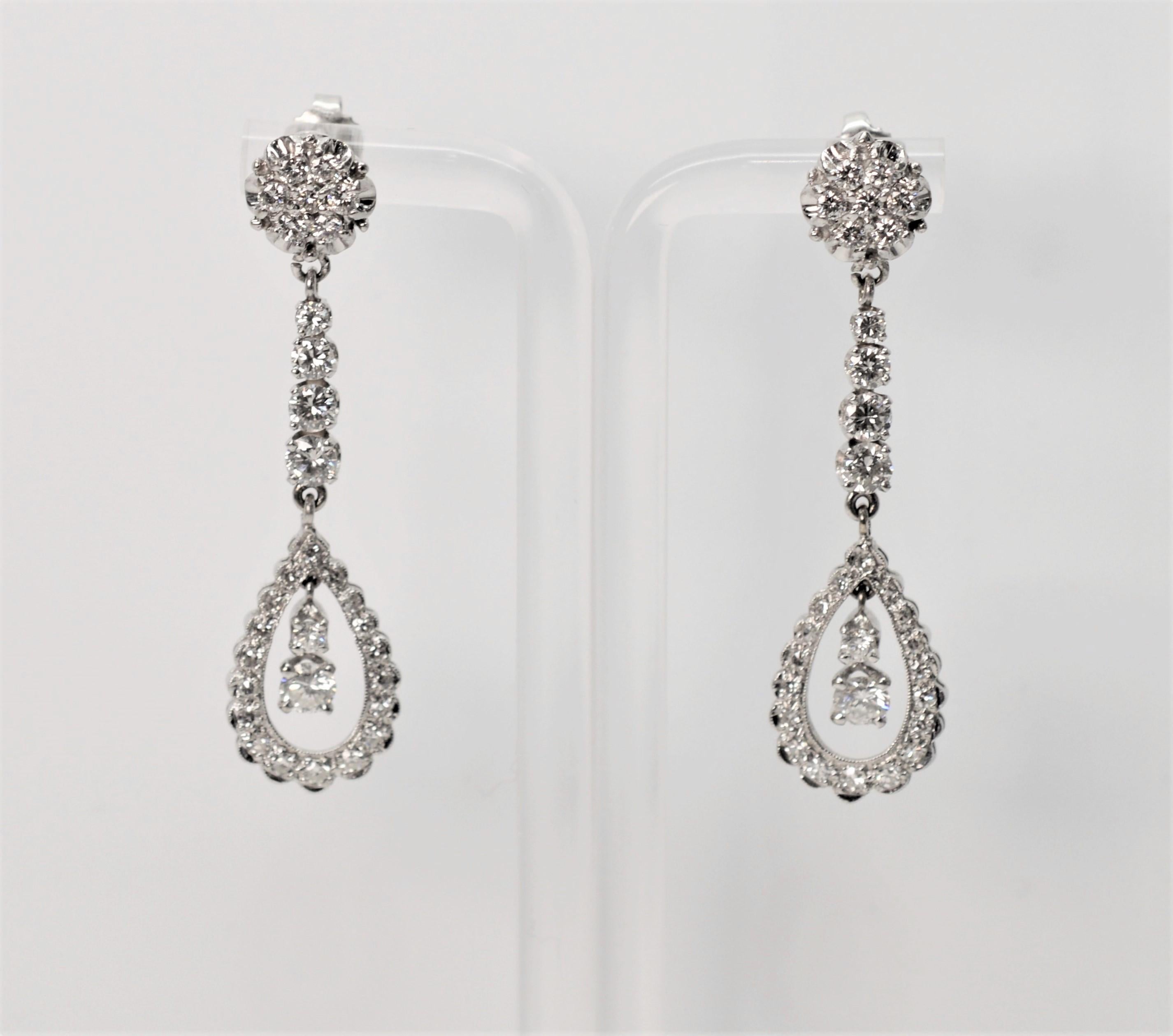 Collier et boucles d'oreilles en or blanc 14 carats avec diamants fins - Suite nuptiale en vente 1