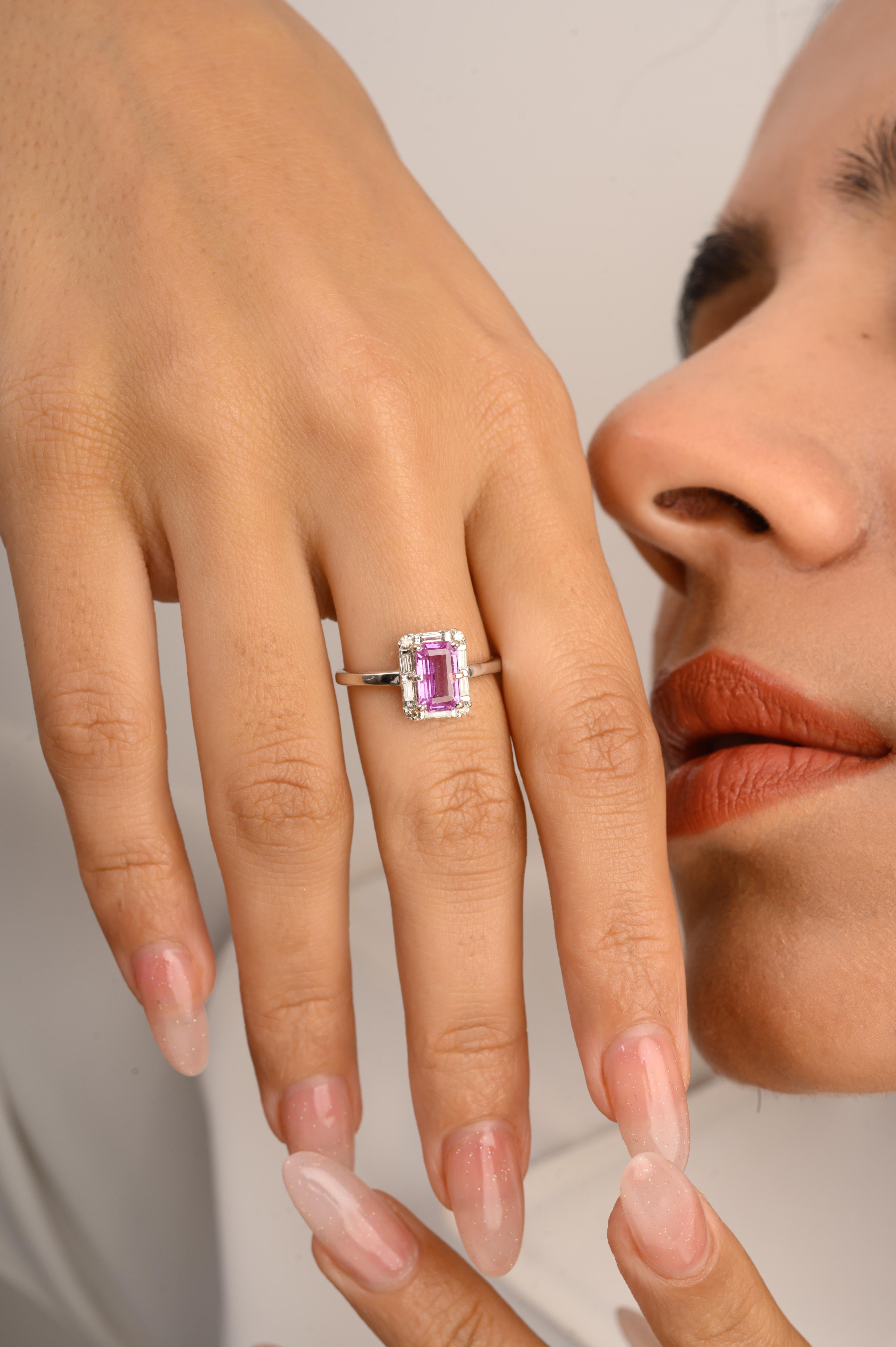 En venta: Anillo de compromiso de oro blanco de 14 quilates con zafiro rosa de 1,12 quilates y halo de diamantes  2