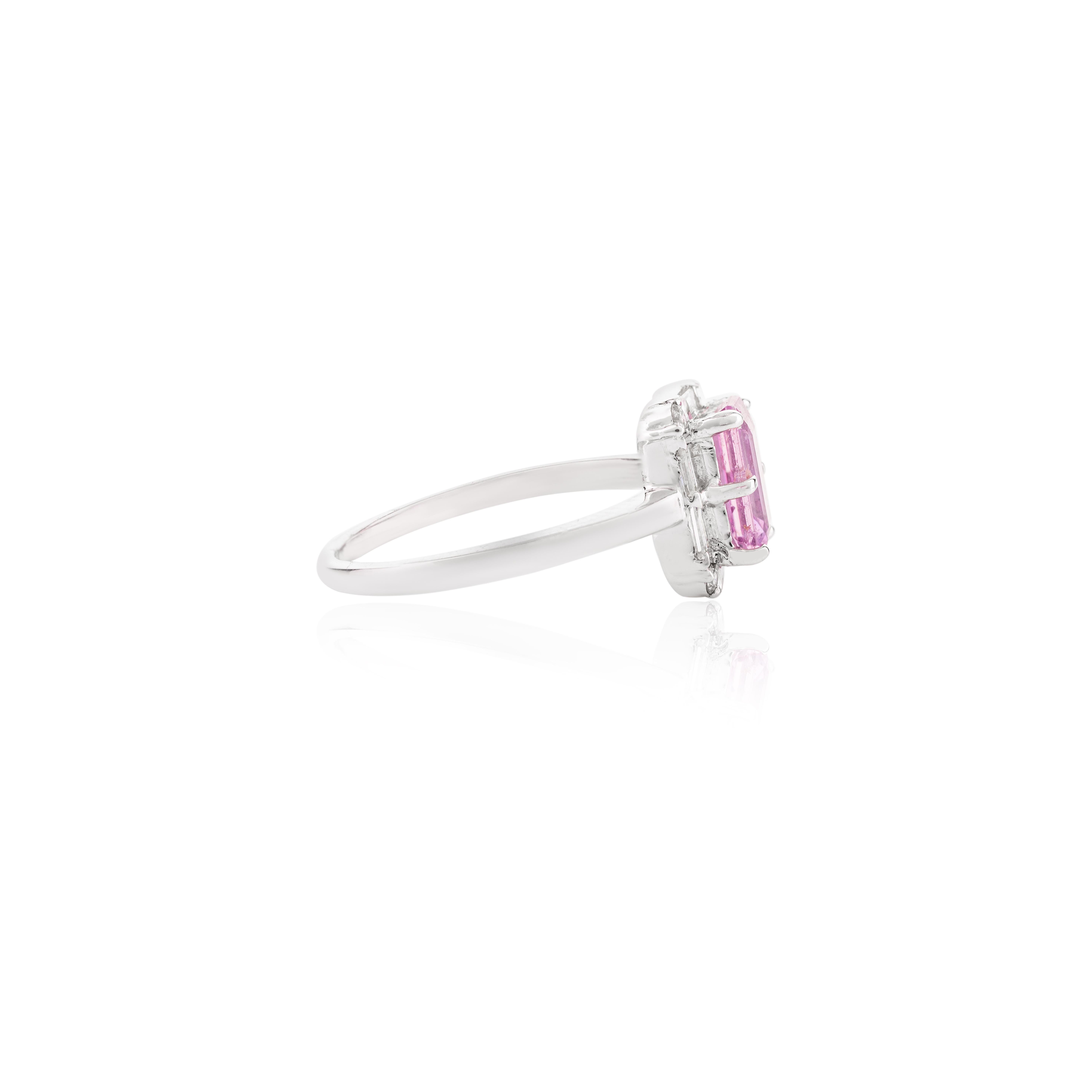 En venta: Anillo de compromiso de oro blanco de 14 quilates con zafiro rosa de 1,12 quilates y halo de diamantes  3