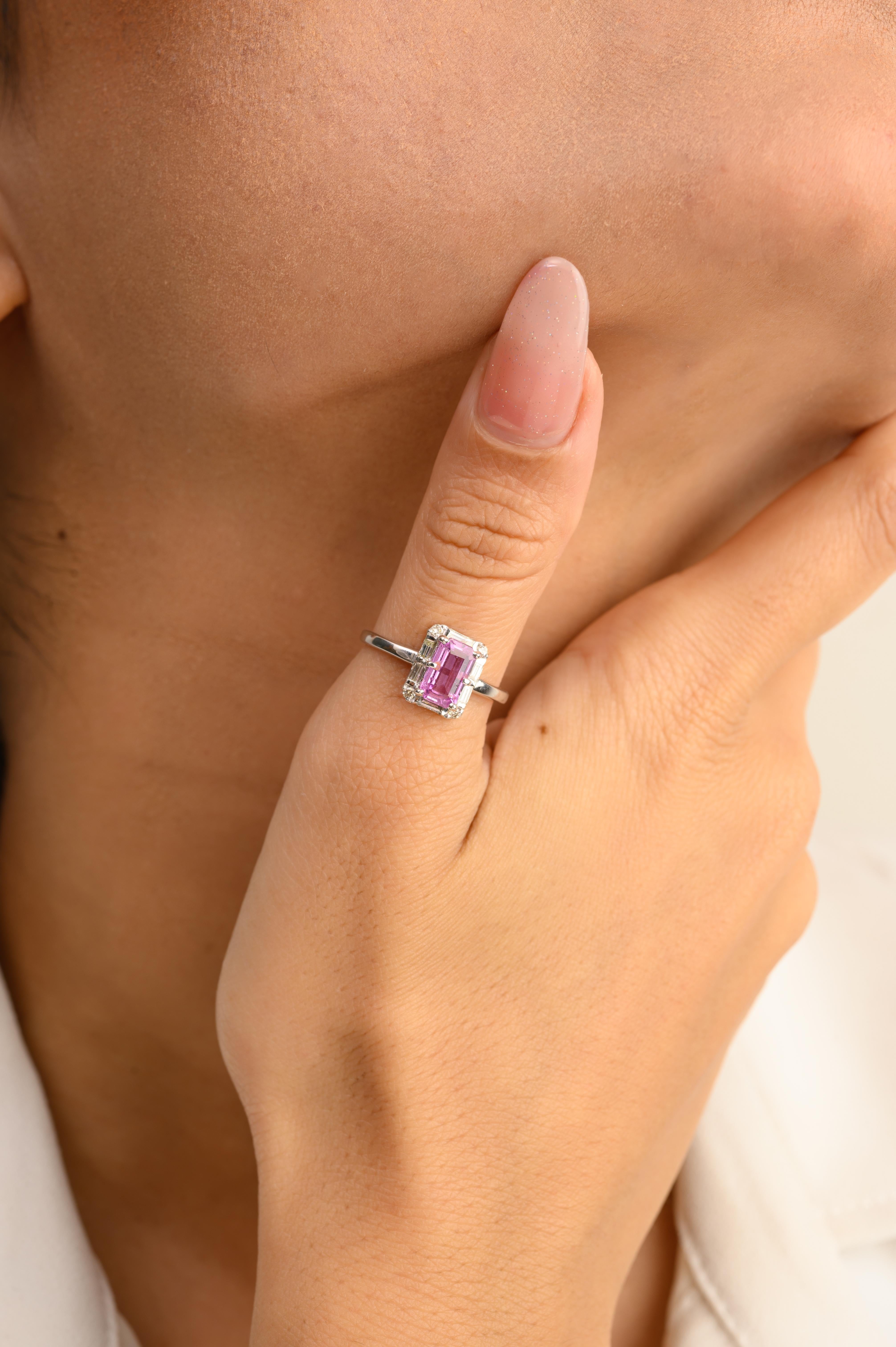 En venta: Anillo de compromiso de oro blanco de 14 quilates con zafiro rosa de 1,12 quilates y halo de diamantes  4